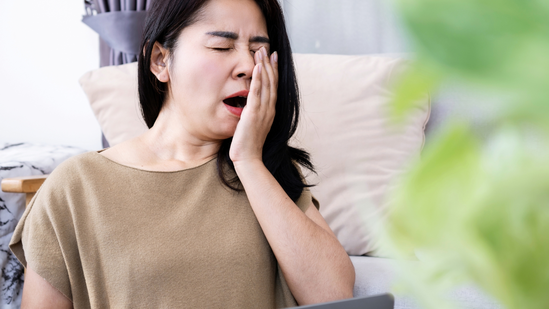 Giấc ngủ không đủ hoặc chất lượng kém có thể tác động xấu đến nhịp tim và gây ra cảm giác mệt mỏi, hồi hộp và khó thở