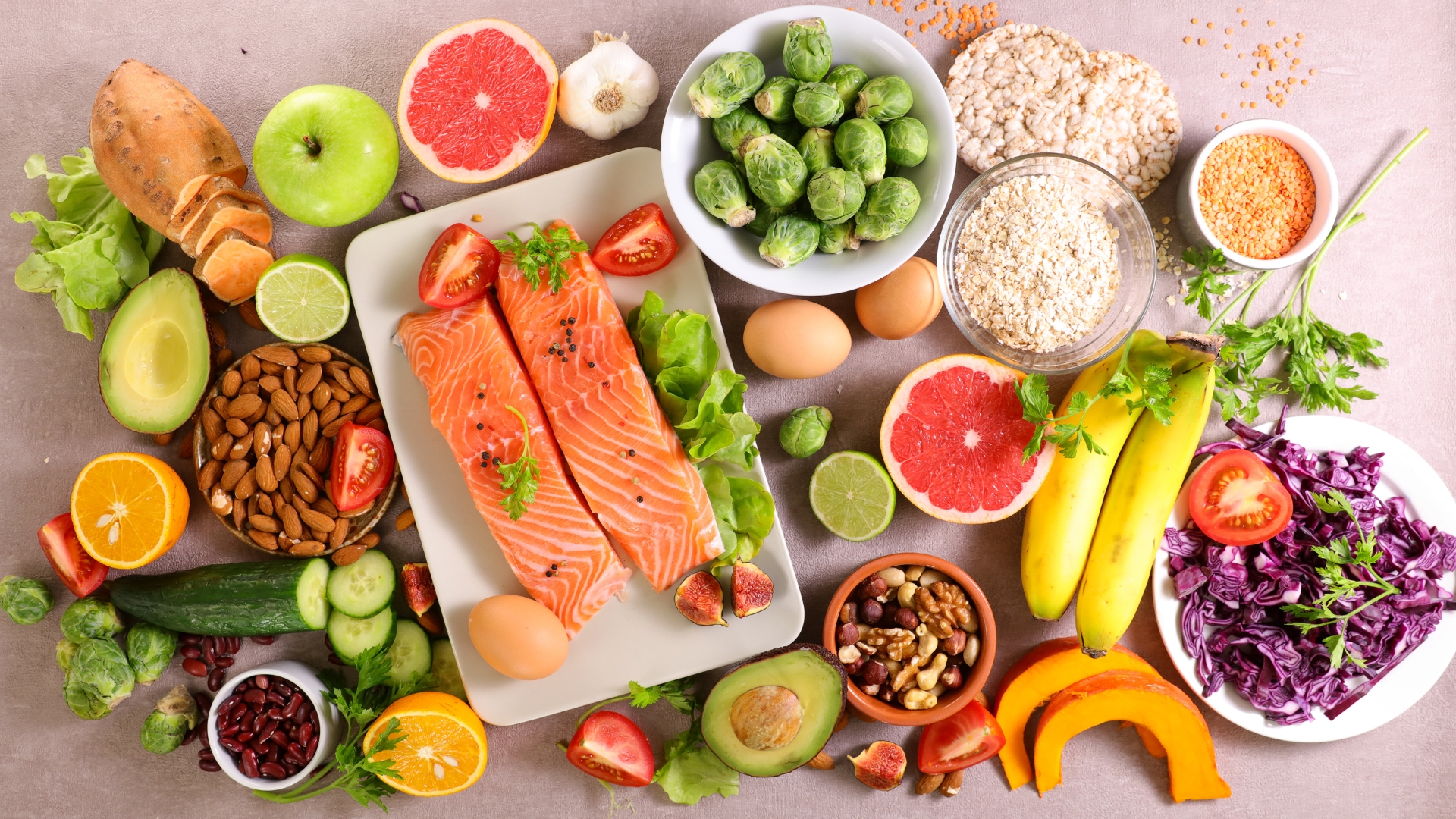 Một chế độ ăn uống cân bằng, nhiều rau xanh, trái cây, ngũ cốc và protein nạc sẽ giúp bảo vệ tim mạch