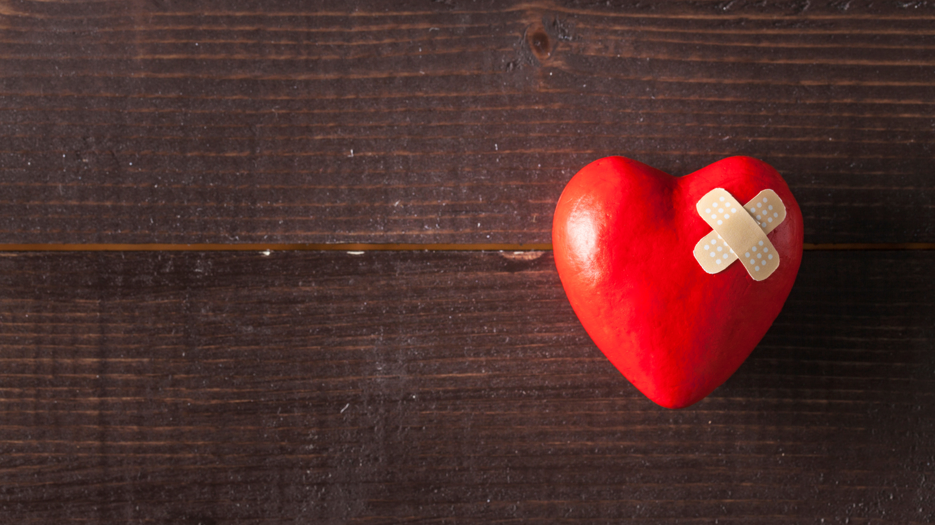 Đi khám nếu cảm giác tim đập thình thịch không thuyên giảm ngay cả khi đã nghỉ ngơi