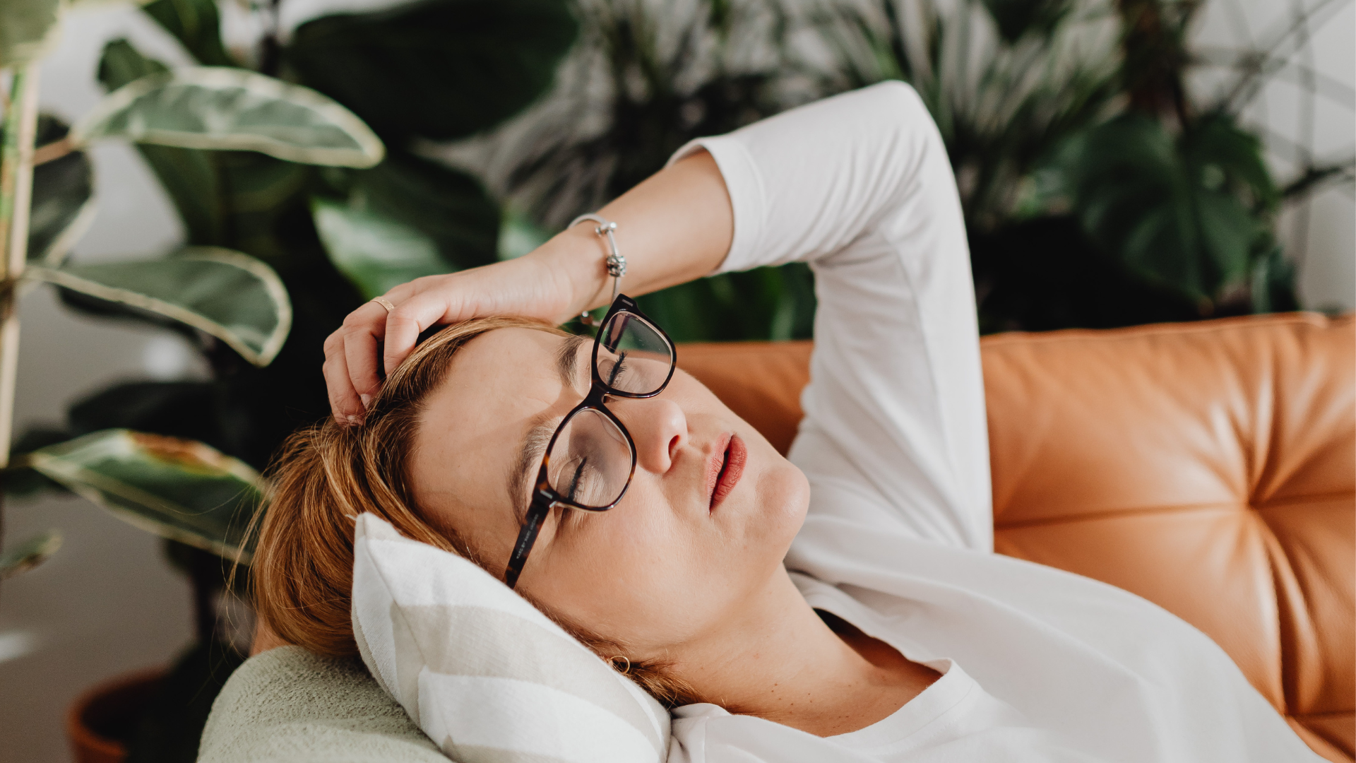 Tim đập nhanh nên làm gì? Hãy nghỉ ngơi, ngồi hoặc nằm thoải mái để cơ thể thư giãn