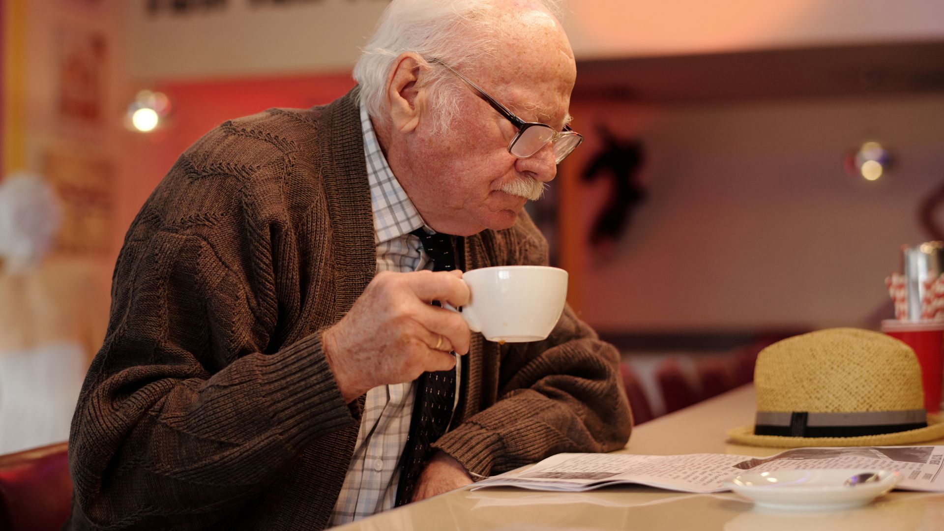 Người cao tuổi chỉ nên dùng tối đa khoảng 2 - 3 tách cà phê mỗi ngày