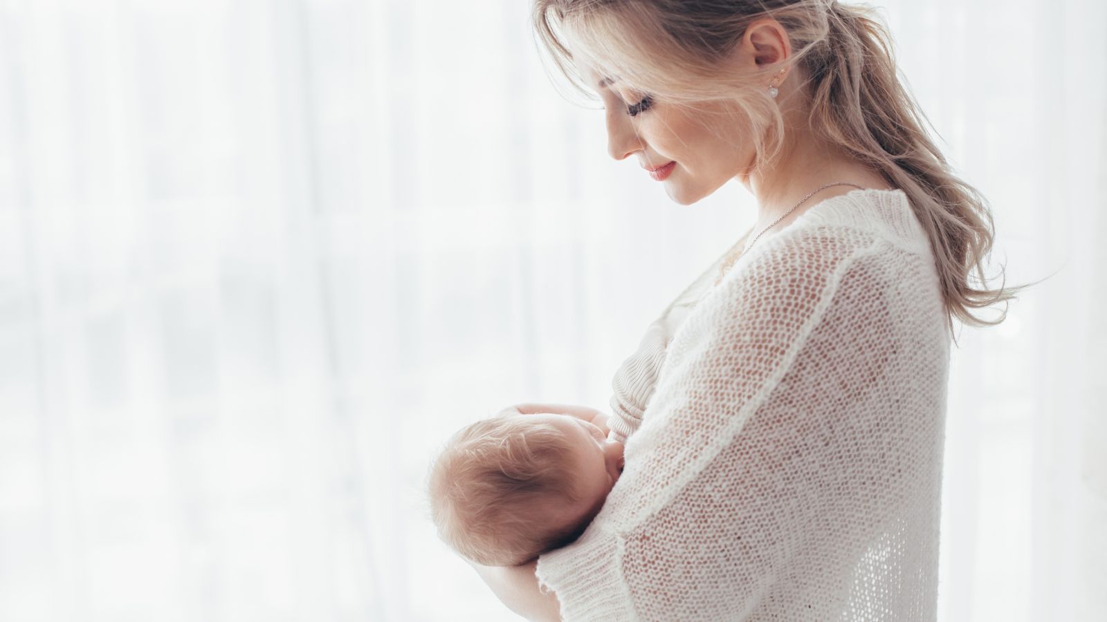 Sữa mẹ chứa đầy đủ dưỡng chất cần thiết và phù hợp với hệ tiêu hóa non nớt của trẻ