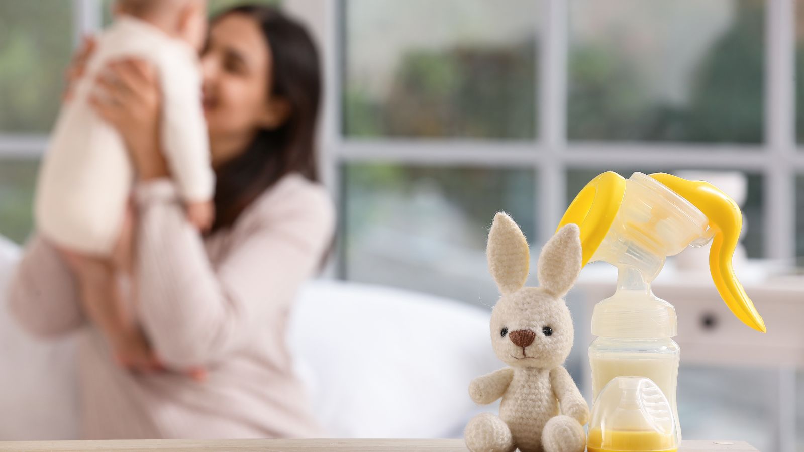 Sữa mẹ đã hâm và để ở nhiệt độ phòng trong vòng 2 tiếng thường không còn an toàn cho bé