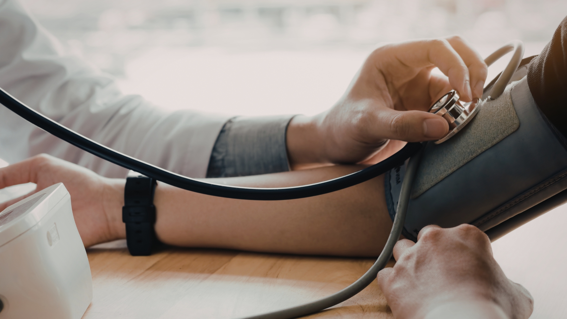 Tràn máu màng ngoài tim có thể xuất hiện tụt huyết áp, tăng áp lực tĩnh mạch và tiếng tim nghe mờ