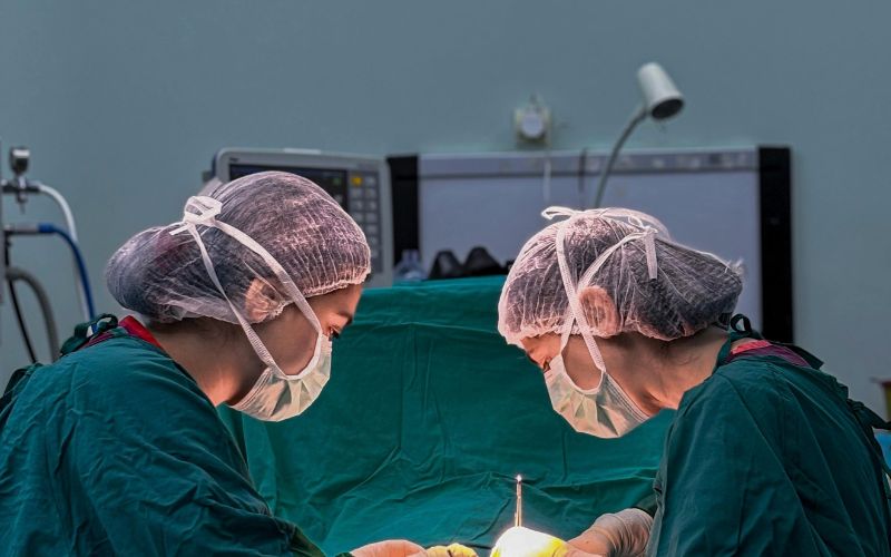 Phẫu thuật loại bỏ đoạn ruột thừa viêm là phương pháp điều trị triệt để viêm ruột thừa trẻ em