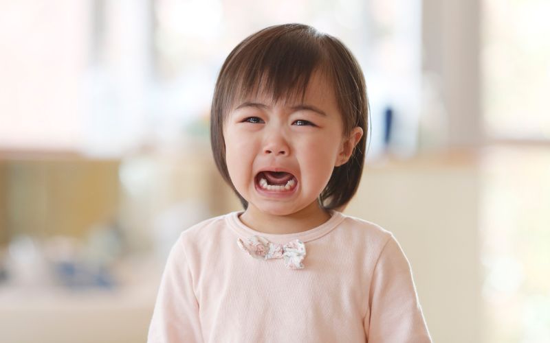 Triệu chứng đau bụng ở trẻ em khó xác định cụ thể như người lớn do trẻ quấy khóc, kêu đau khi bác sĩ khám nhiều vị trí