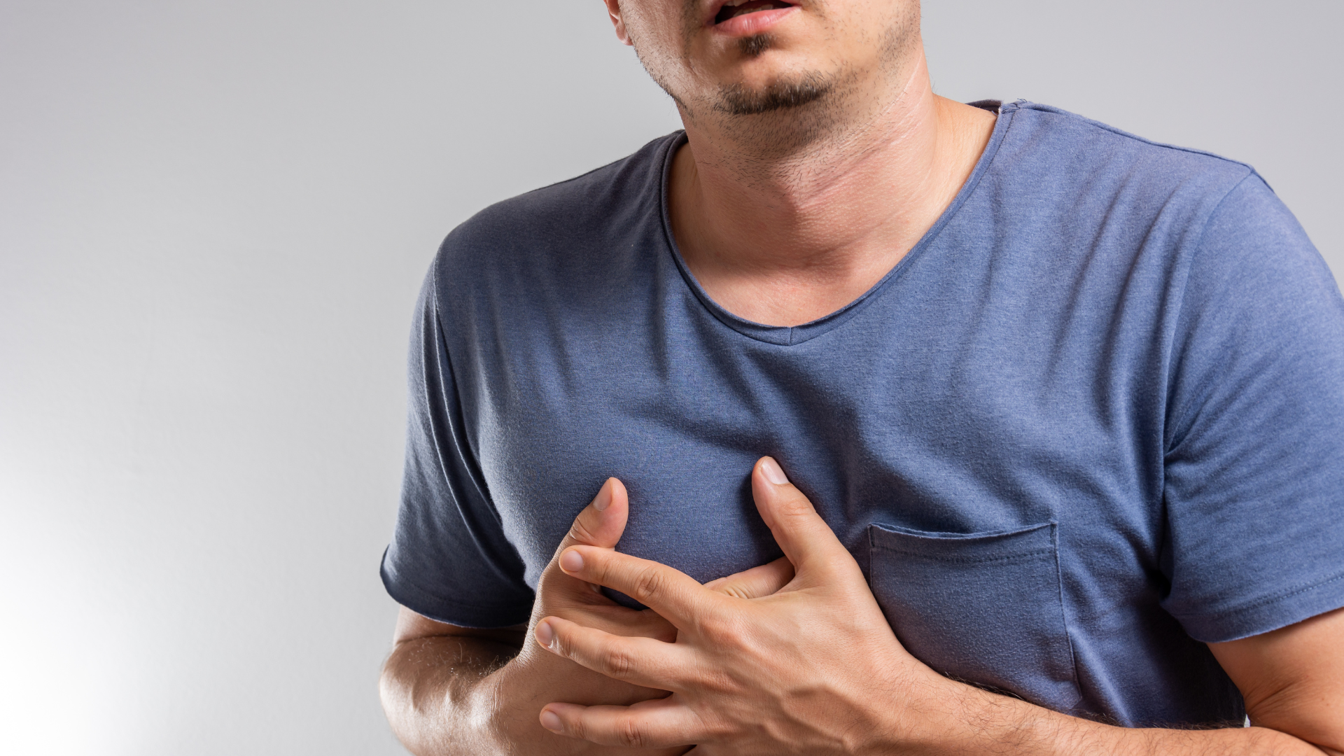 Sưng tay một bên, đổi màu, giãn tĩnh mạch nông cần đi khám sớm