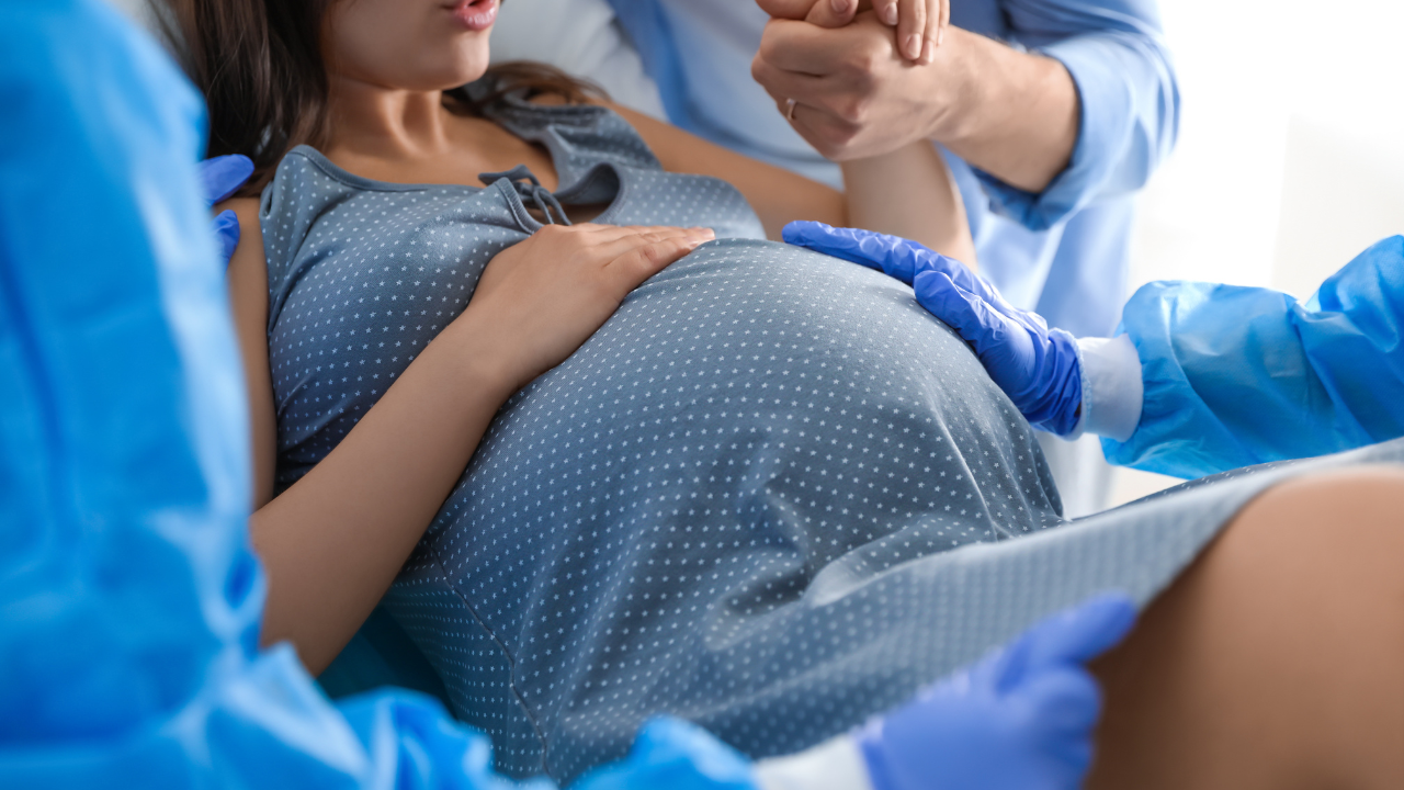 Ra máu cũng có thể là dấu hiệu của chuyển dạ