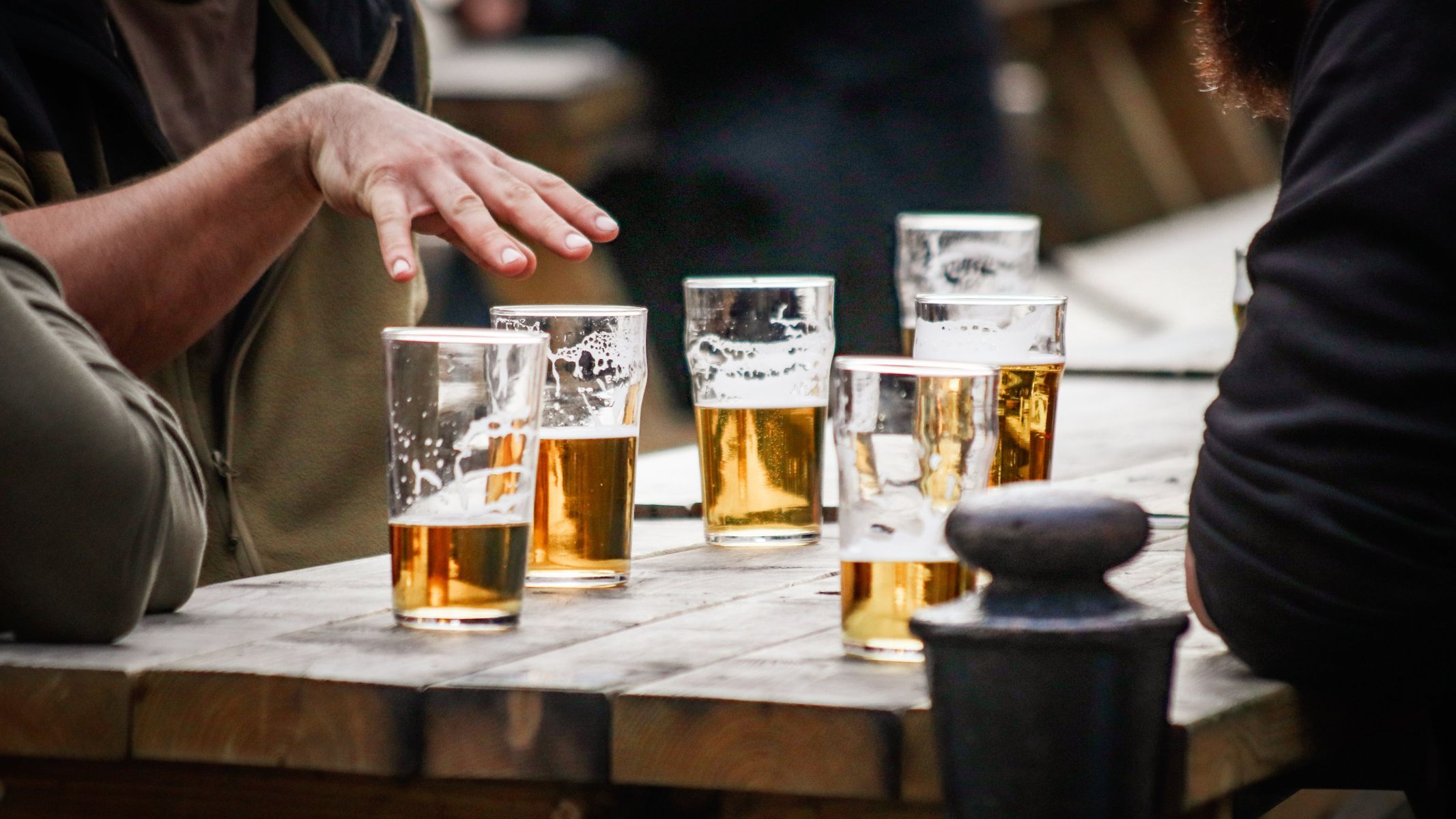 Tránh rượu bia, thuốc lá và chất kích thích vì các chất này có thể làm suy giảm chức năng sinh tinh và tăng nguy cơ rối loạn nội tiết sinh dục nam