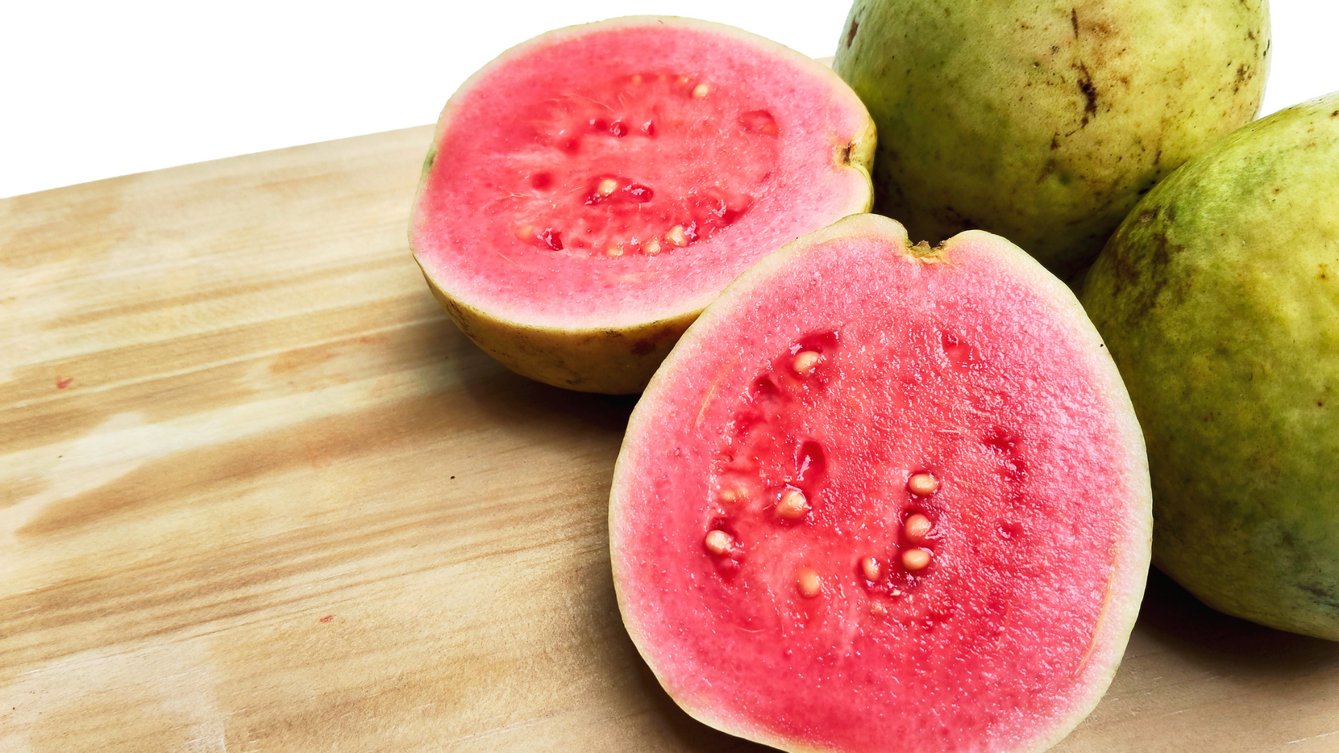 Giải đáp thắc mắc tới tháng ăn ổi được không và cách ăn phù hợp