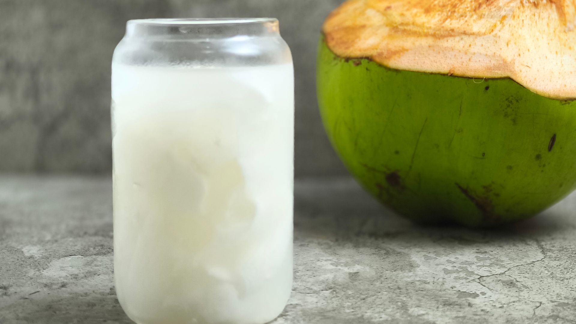 Nước dừa giúp bổ sung nước và mang lại cảm giác dễ chịu cho cơ thể sau một ngày dài