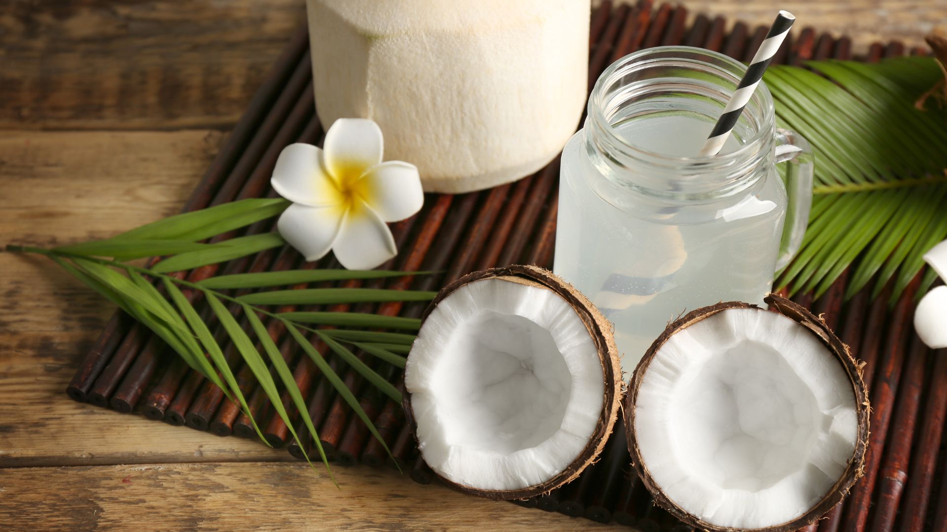 Uống nước dừa đúng cách giúp cơ thể hấp thu tốt và hạn chế ảnh hưởng đến giấc ngủ