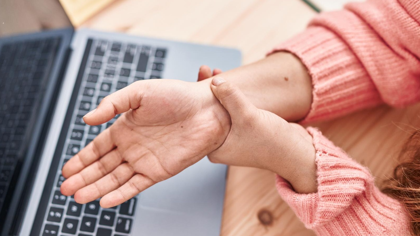 Tổn thương dây thần kinh quay là tình trạng ảnh hưởng đến vận động và cảm giác của cánh tay, cổ tay và bàn tay