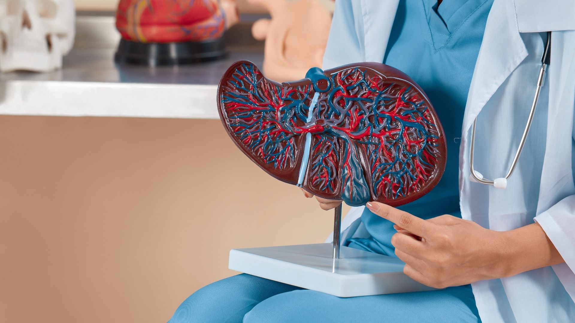 Tổn thương gan gây vàng da kèm đau hạ sườn phải