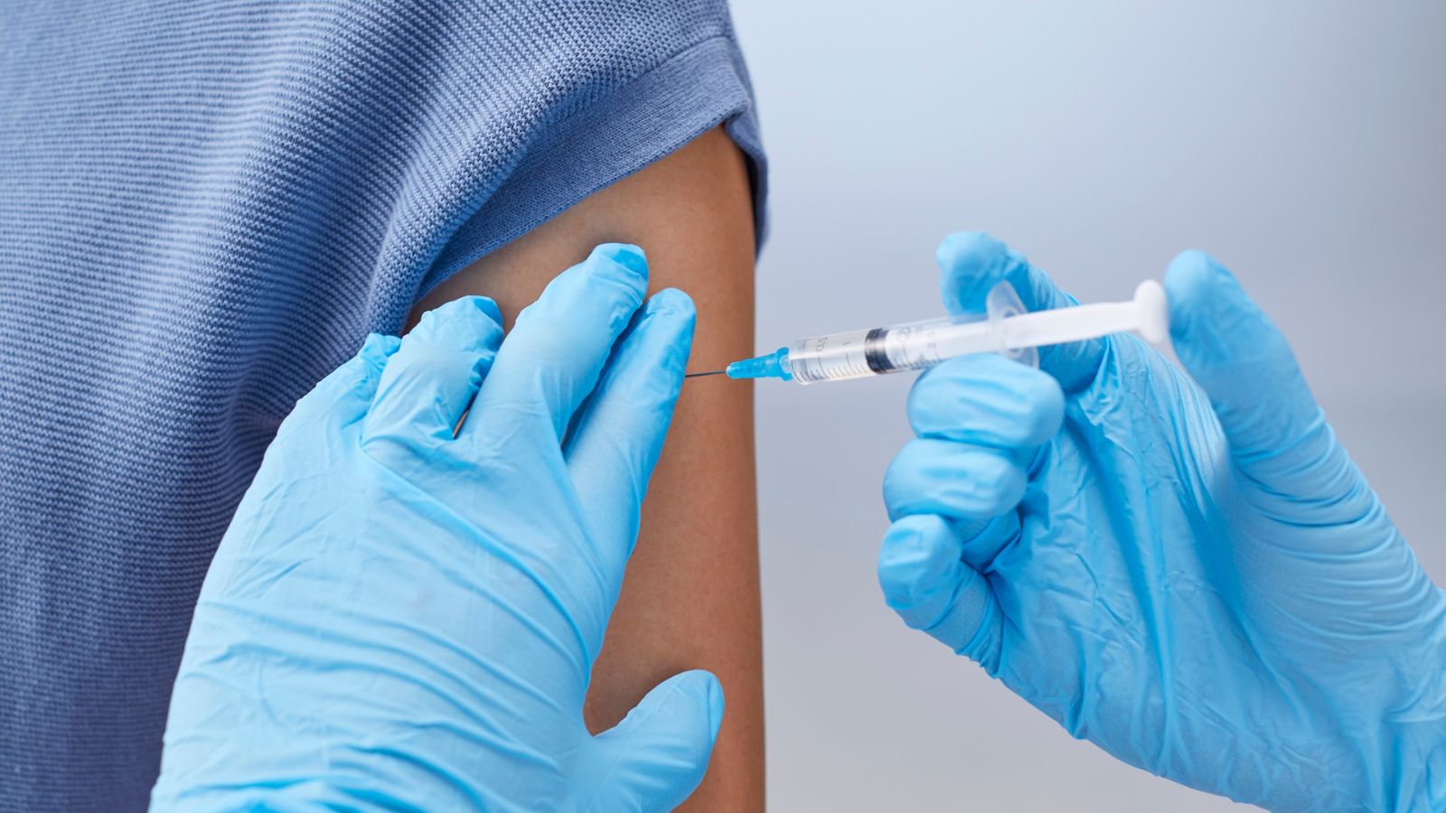 Bệnh nhân cần tiêm vắc xin cúm hằng năm và phế cầu mỗi 5 năm để hạn chế đợt cấp COPD