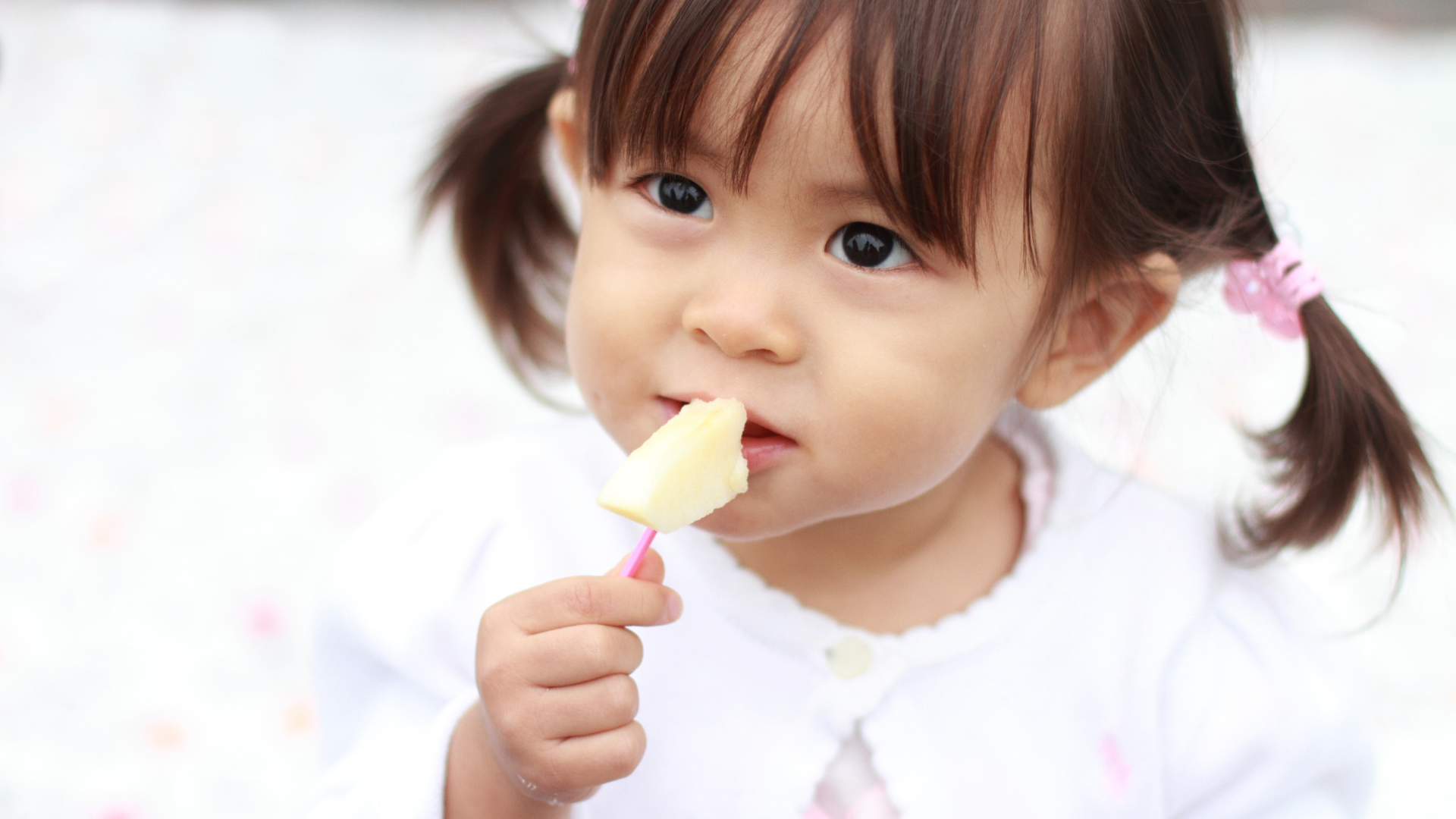 Trẻ thường giảm tốc độ tăng cân so với năm đầu, nhưng vẫn tăng đều đặn