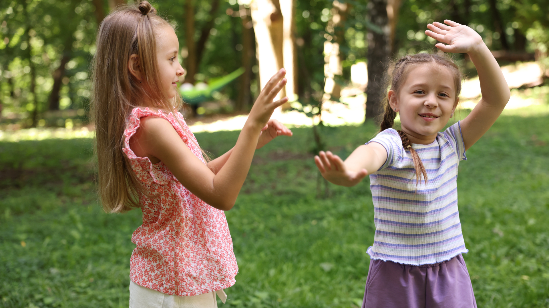 Khi con bắt đầu đi mẫu giáo, việc chơi cùng bạn là bước ngoặt quan trọng