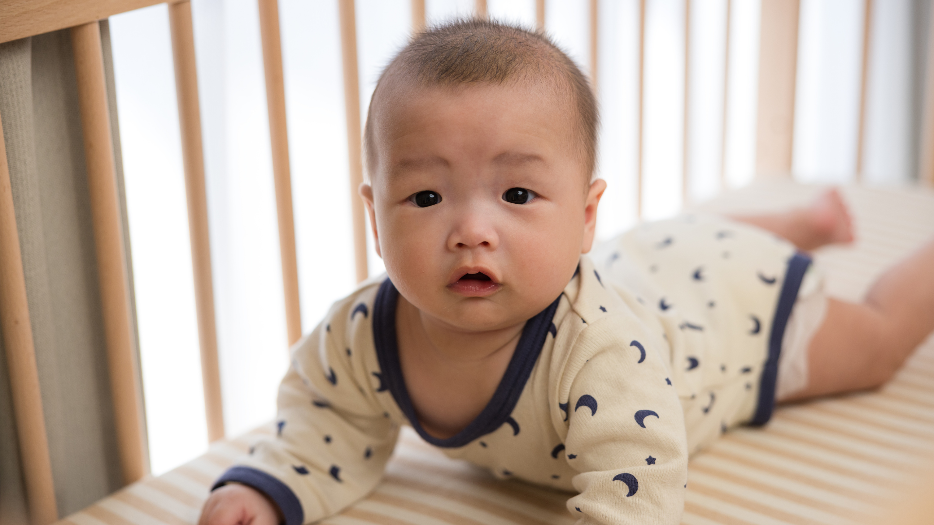 4 - 5 tháng, mẹ có thể hỗ trợ trẻ lật