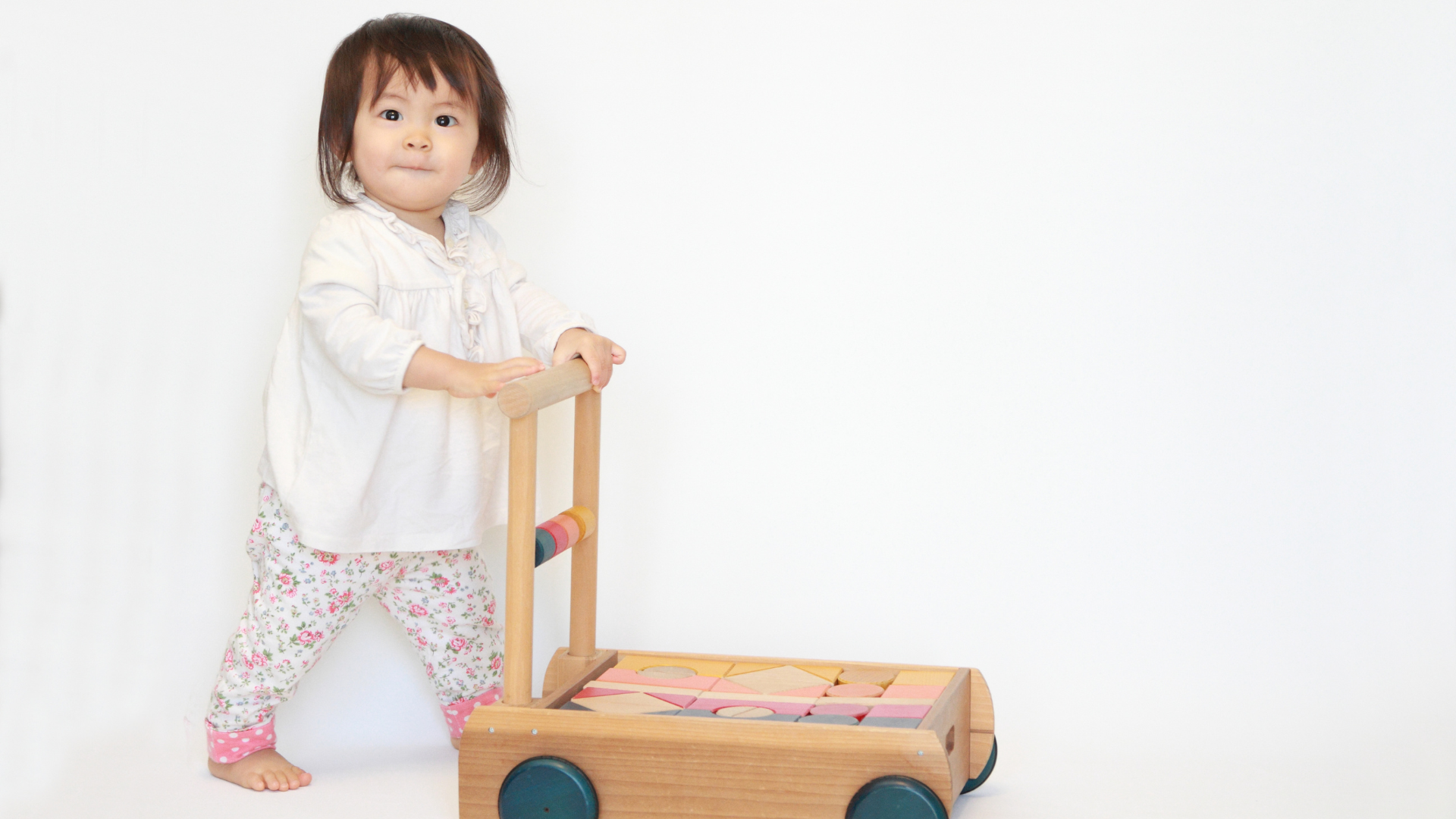 Bé có thể đẩy xe tập đi khi đảm bảo điều kiện an toàn
