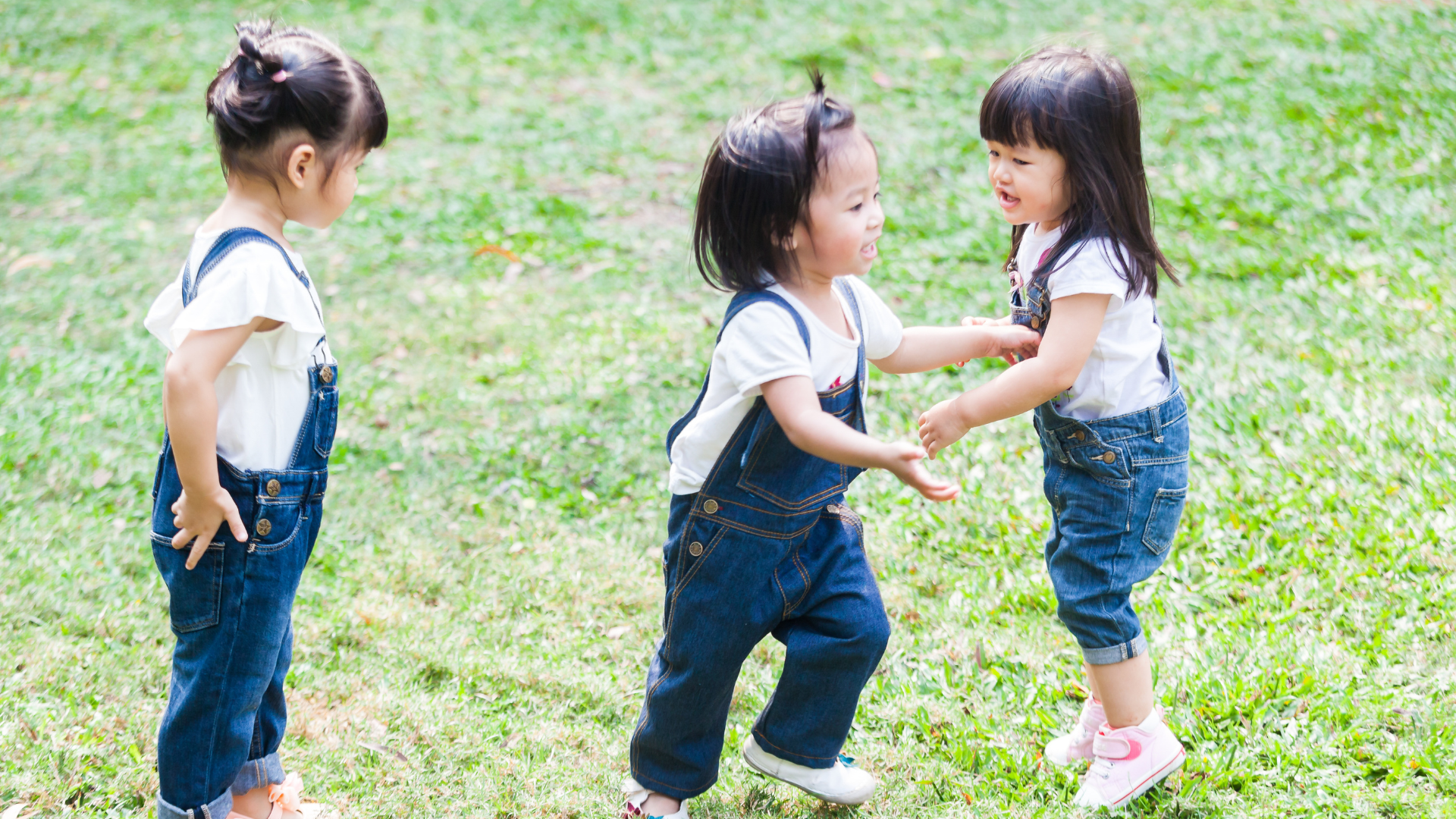 Cho trẻ chơi cùng bạn để tăng tương tác vận động xã hội