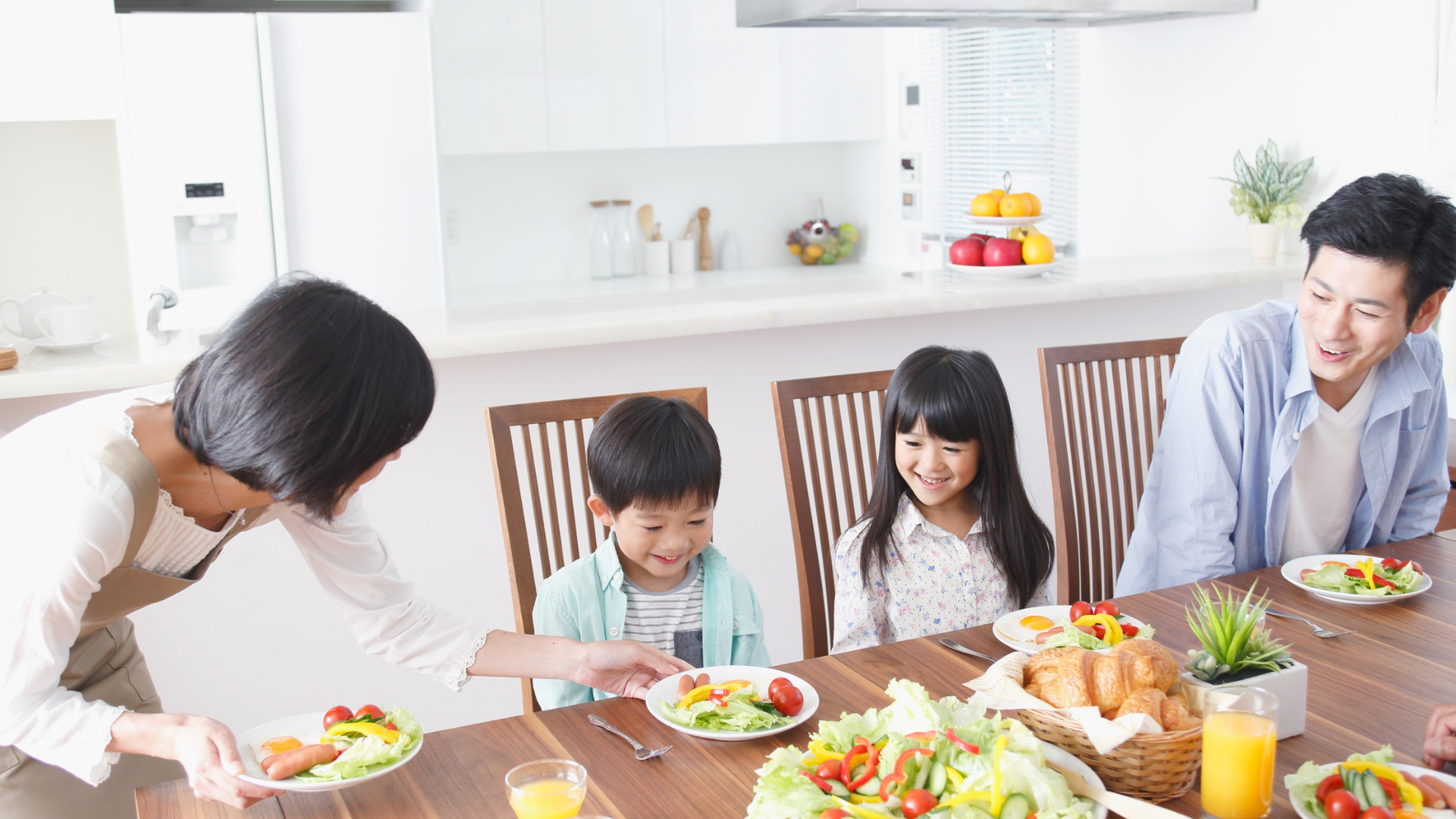 Tạo cho trẻ môi trường ăn uống vui vẻ, không căng thẳng.