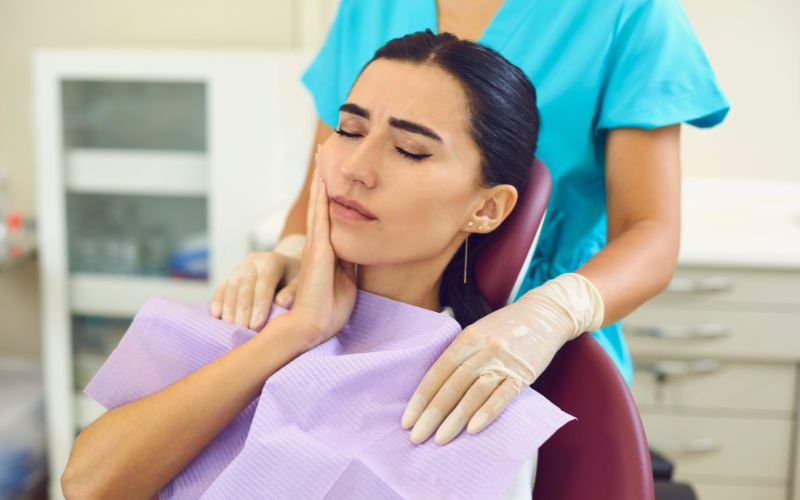 Nếu bạn có biểu hiện nghi ngờ viêm chân răng như đau răng, sưng nướu thì nên đi khám để điều trị kịp thời