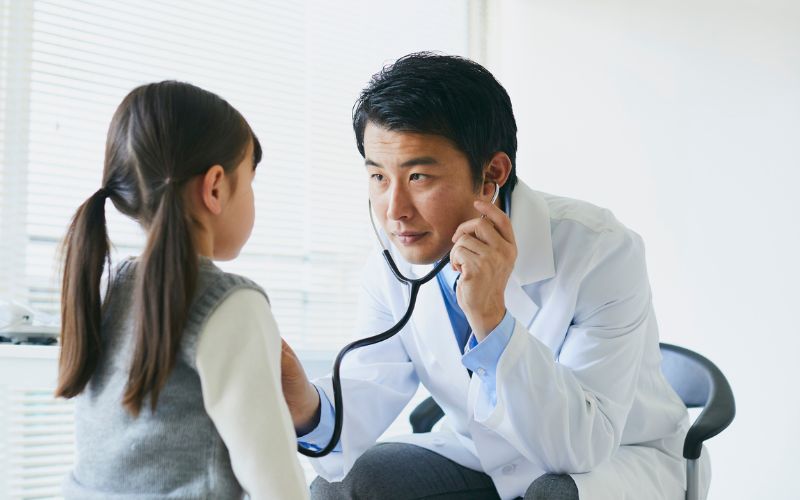 Việc theo dõi và điều trị trẻ bị viêm gan B cần thực hiện bởi bác sĩ nhi khoa chuyên ngành tiêu hóa- gan mật