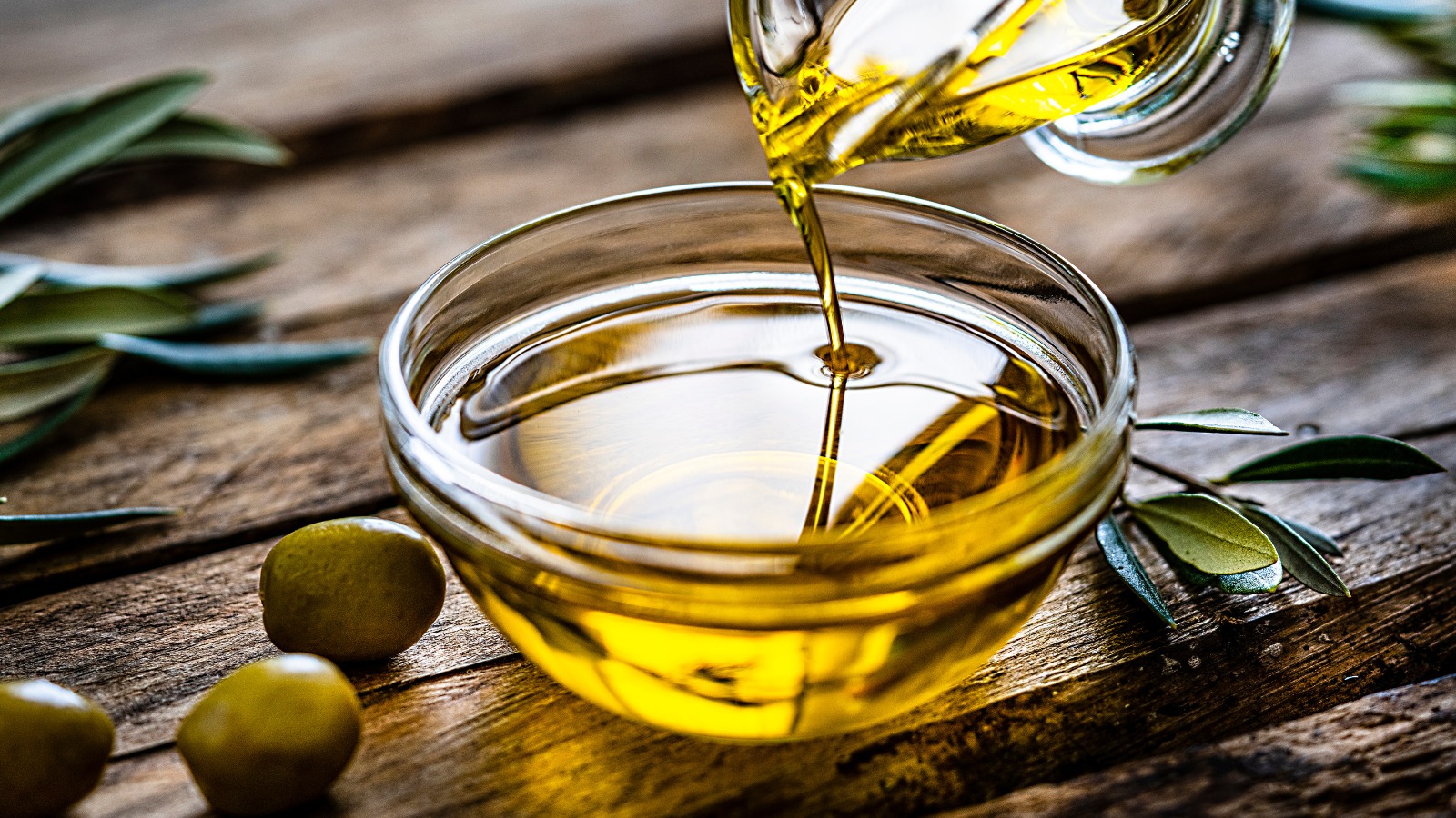 Dầu ô liu là lựa chọn hàng đầu trong top 10 thực phẩm tốt cho tim mạch