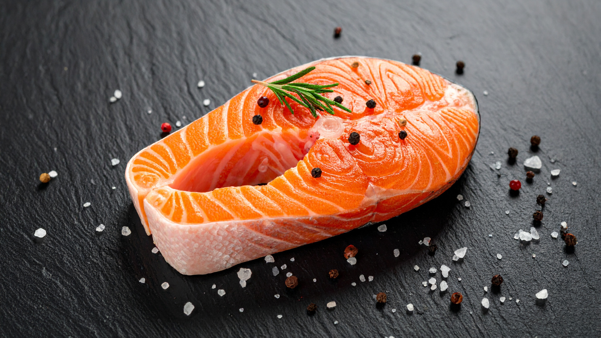 Cá hồi không chỉ giàu protein mà còn cung cấp canxi (đặc biệt ở loại đóng hộp có xương)