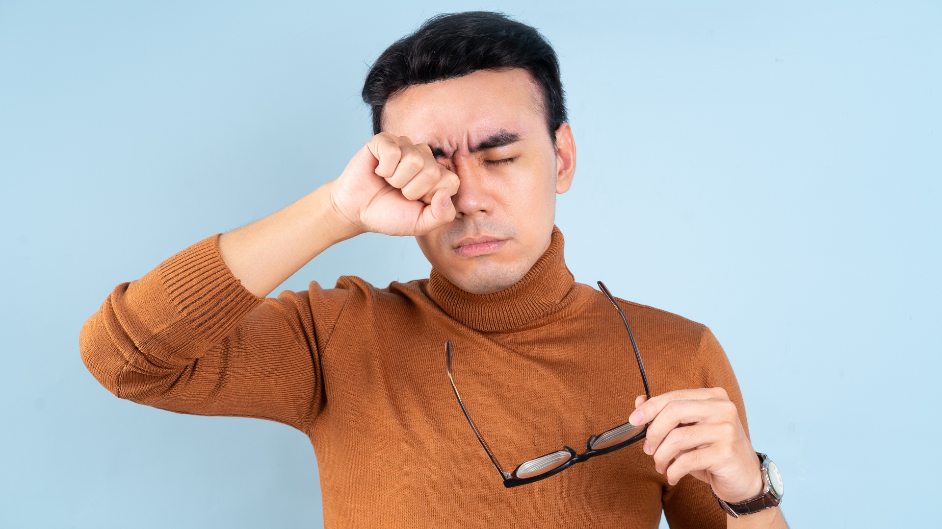 Đọc sách, dùng điện thoại hoặc máy tính liên tục, thiếu nghỉ ngơi là những thói quen phổ biến gây bệnh về mắt