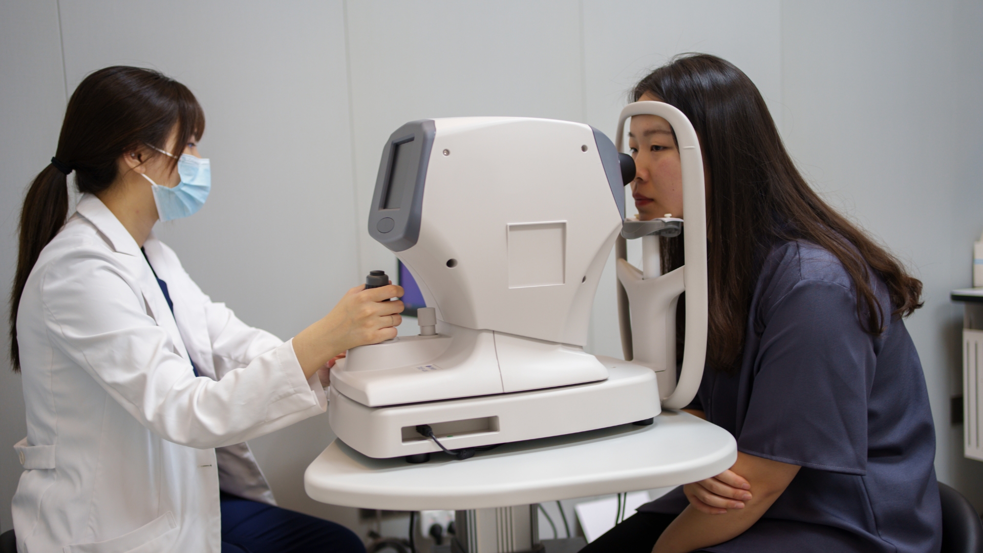 Nên khám mắt 6 - 12 tháng/lần để phát hiện sớm các vấn đề như tăng nhãn áp, tật khúc xạ hoặc bệnh võng mạc tiềm ẩn