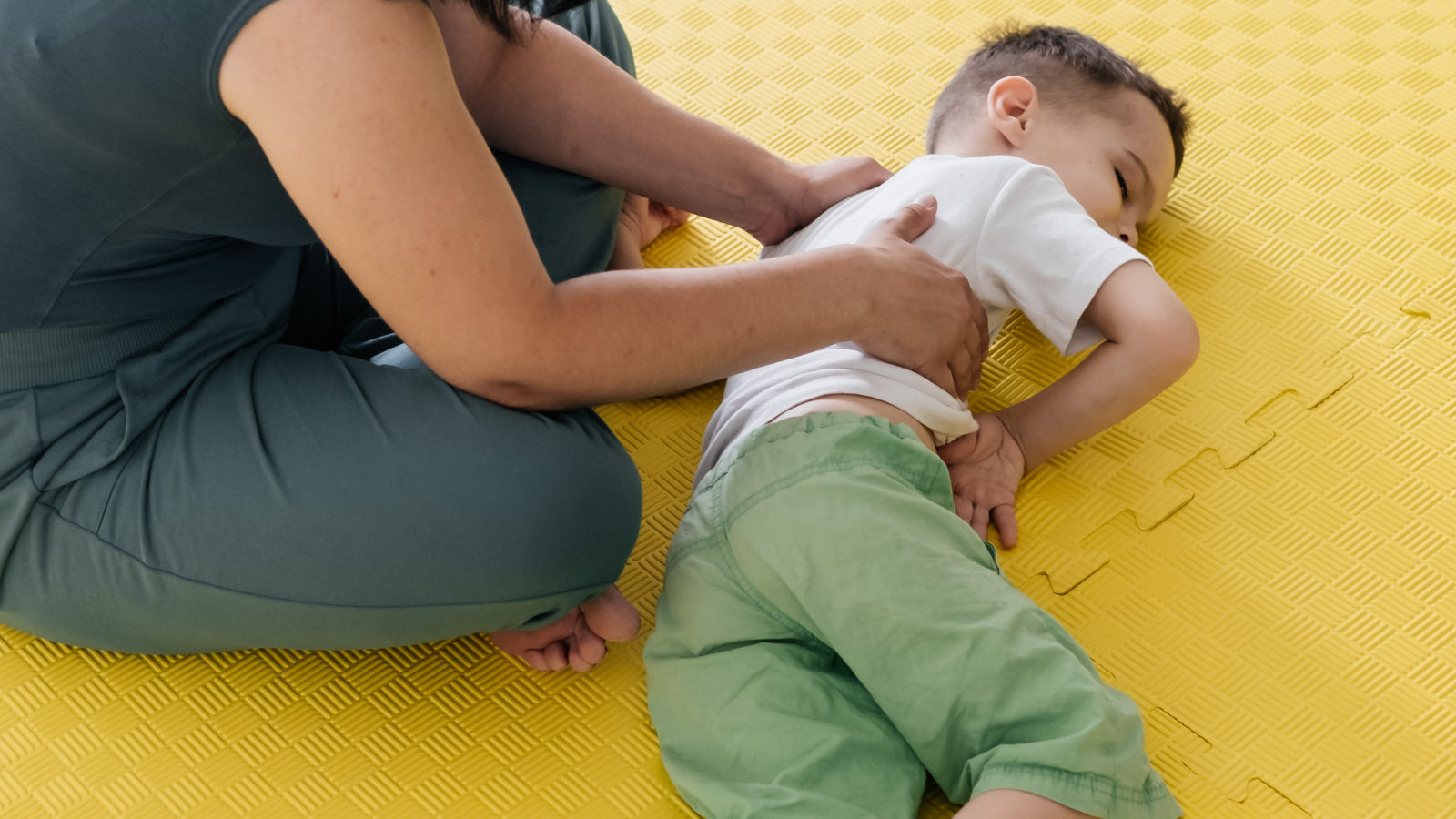 Kéo giãn cơ chi dưới giúp cải thiện biên độ khớp ở trẻ bại não