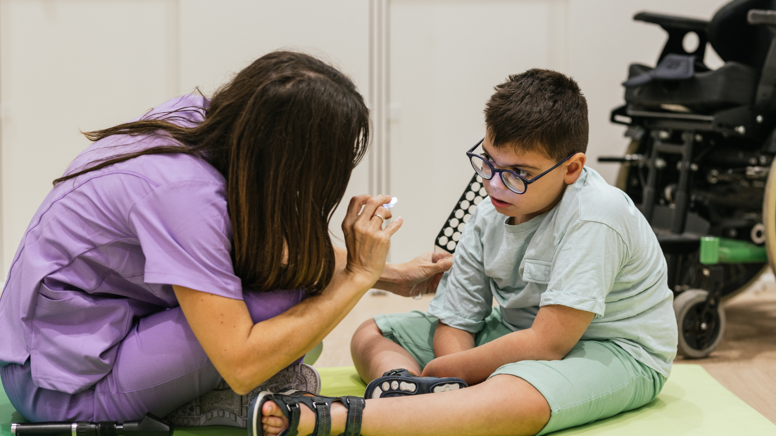 Bài tập kiểm soát đầu cổ hỗ trợ phát triển vận động sớm