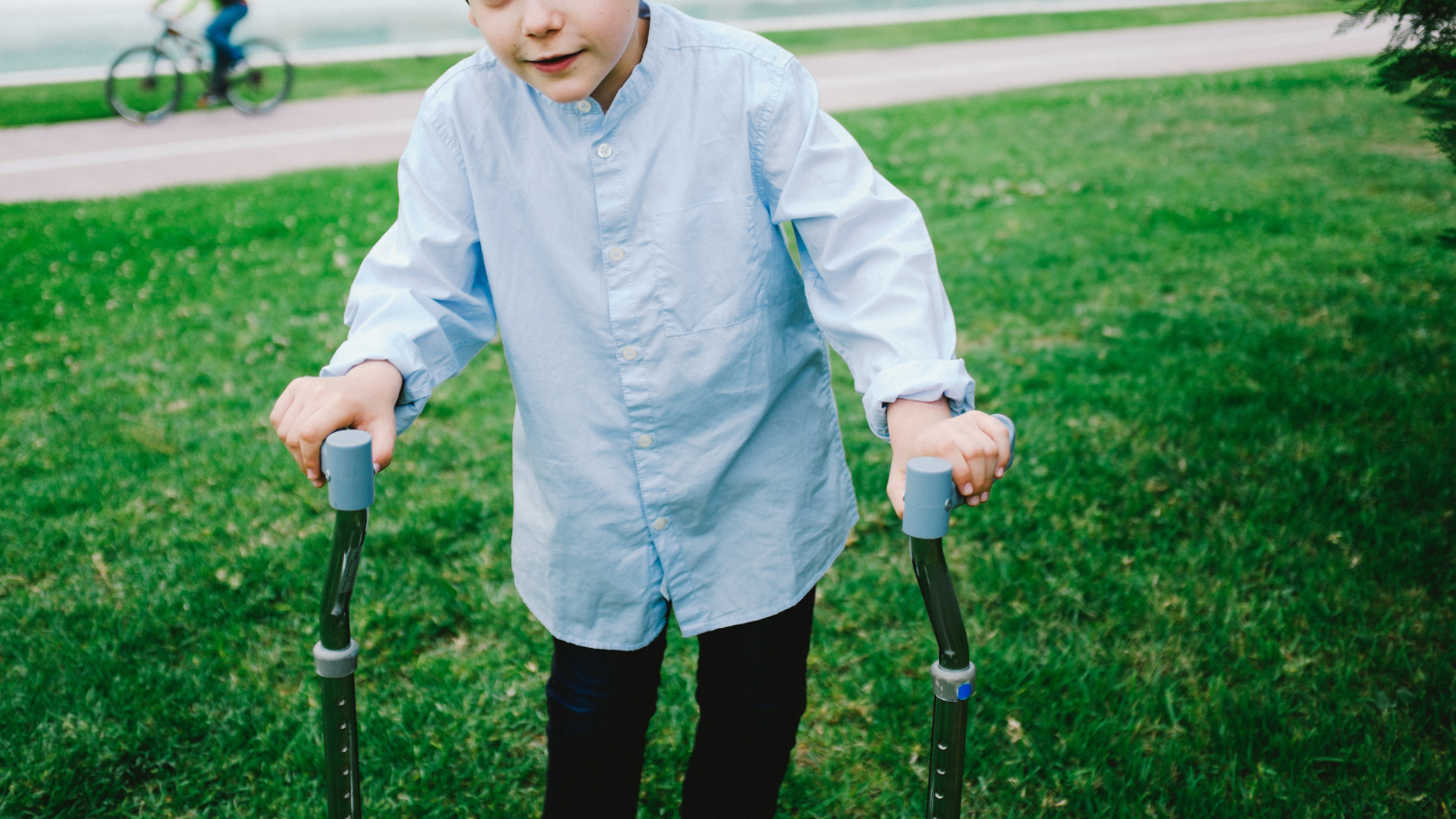 Bài tập cho trẻ bại não thể co cứng với khung đứng hỗ trợ