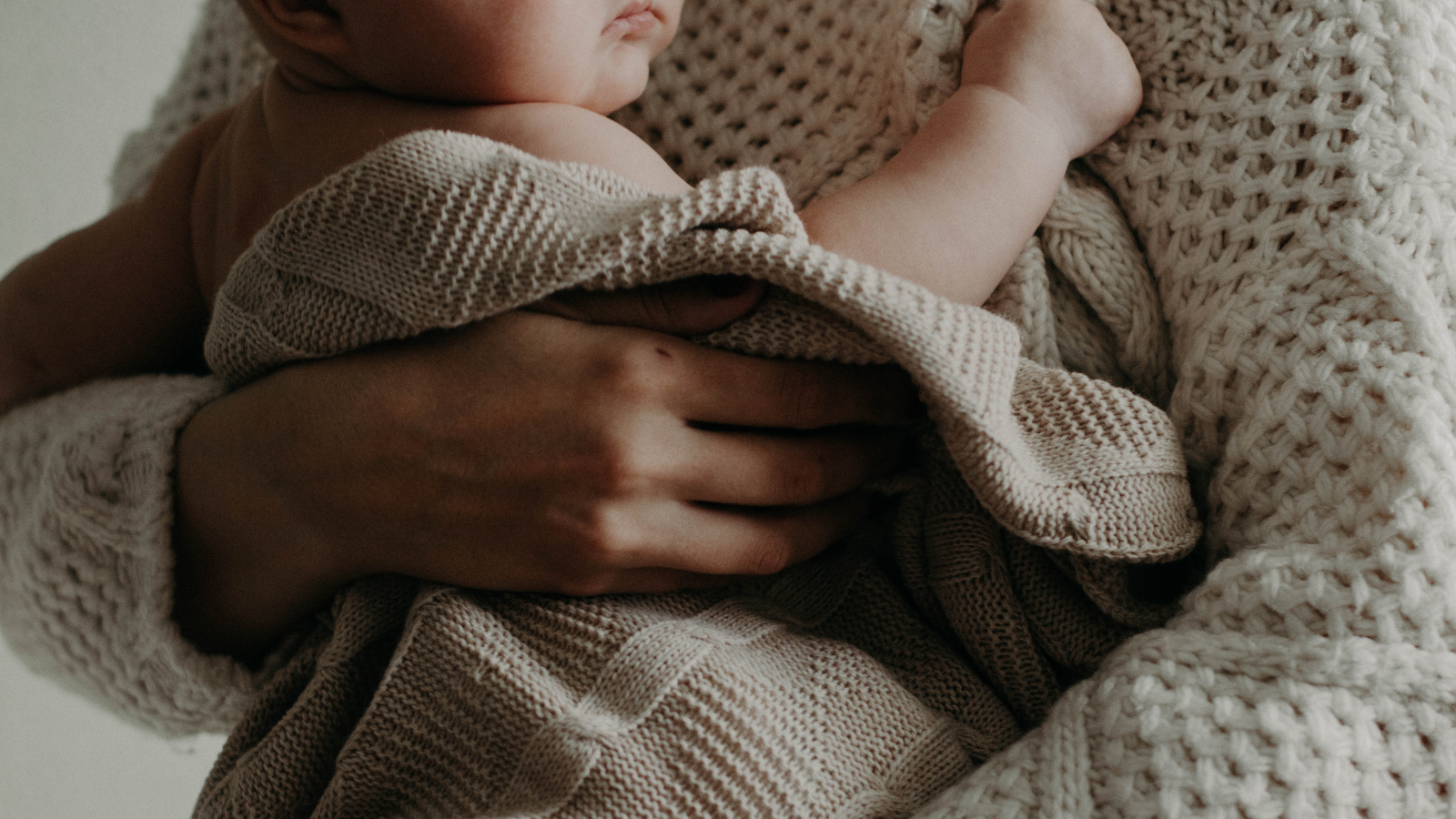 Chườm ấm giúp tăng lưu thông máu, hỗ trợ quá trình tan máu tụ ở da trẻ