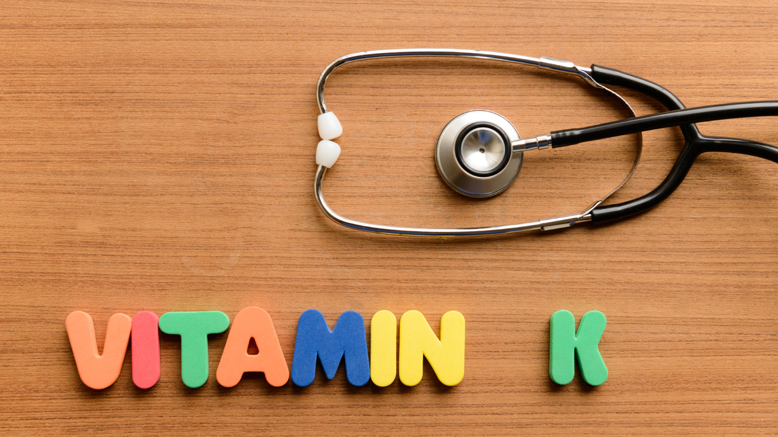 Dùng gel arnica hoặc kem vitamin K là cách làm tan vết bầm tím ở mắt nhanh