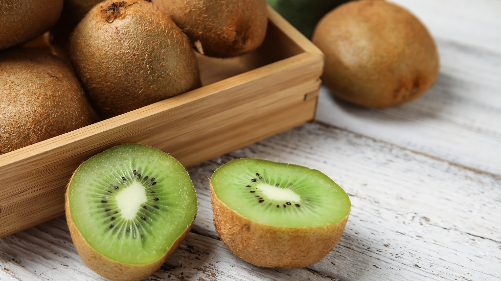 Ăn 1 đến 2 quả kiwi trước khi ngủ hỗ trợ giấc ngủ lâu hơn và ít bị gián đoạn