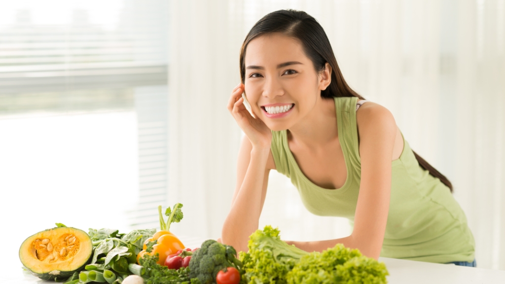Kết hợp ăn uống lành mạnh với thói quen thư giãn giúp giảm căng thẳng và dễ ngủ hơn