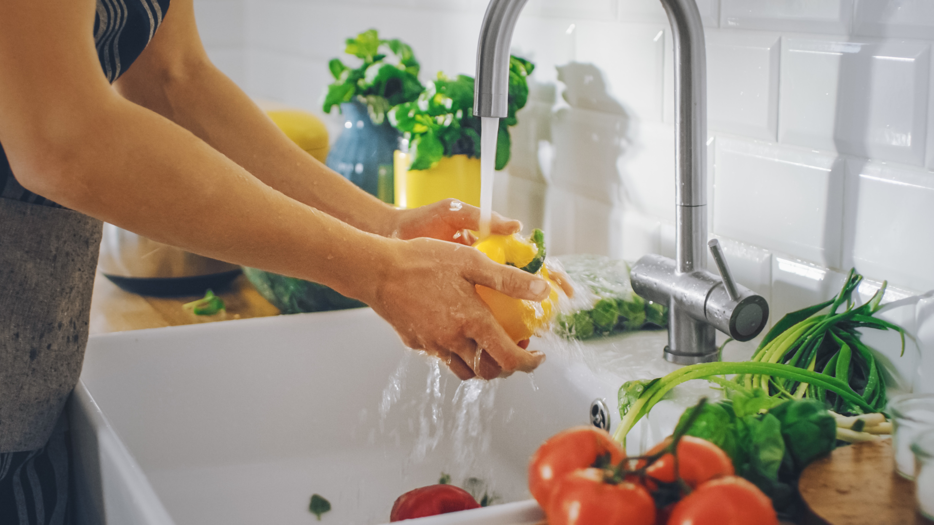 Giảm nguy cơ nhiễm Toxoplasma bằng ăn uống an toàn, luôn rửa kỹ rau quả dưới nước chảy