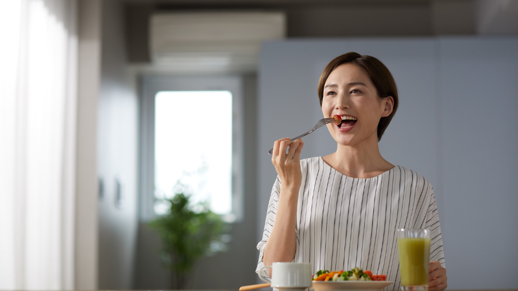 Trà bồ công anh có thể mang lại một số lợi ích hỗ trợ, nhưng cần dùng đúng cách và thận trọng ở người có bệnh nền