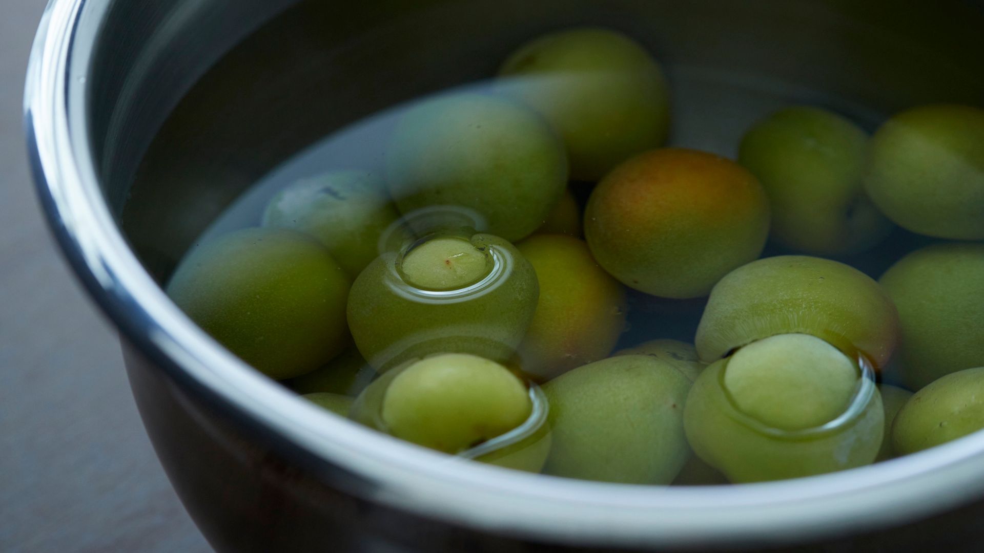 Bạn nên ngâm siro với muối loãng trước khi chế biến