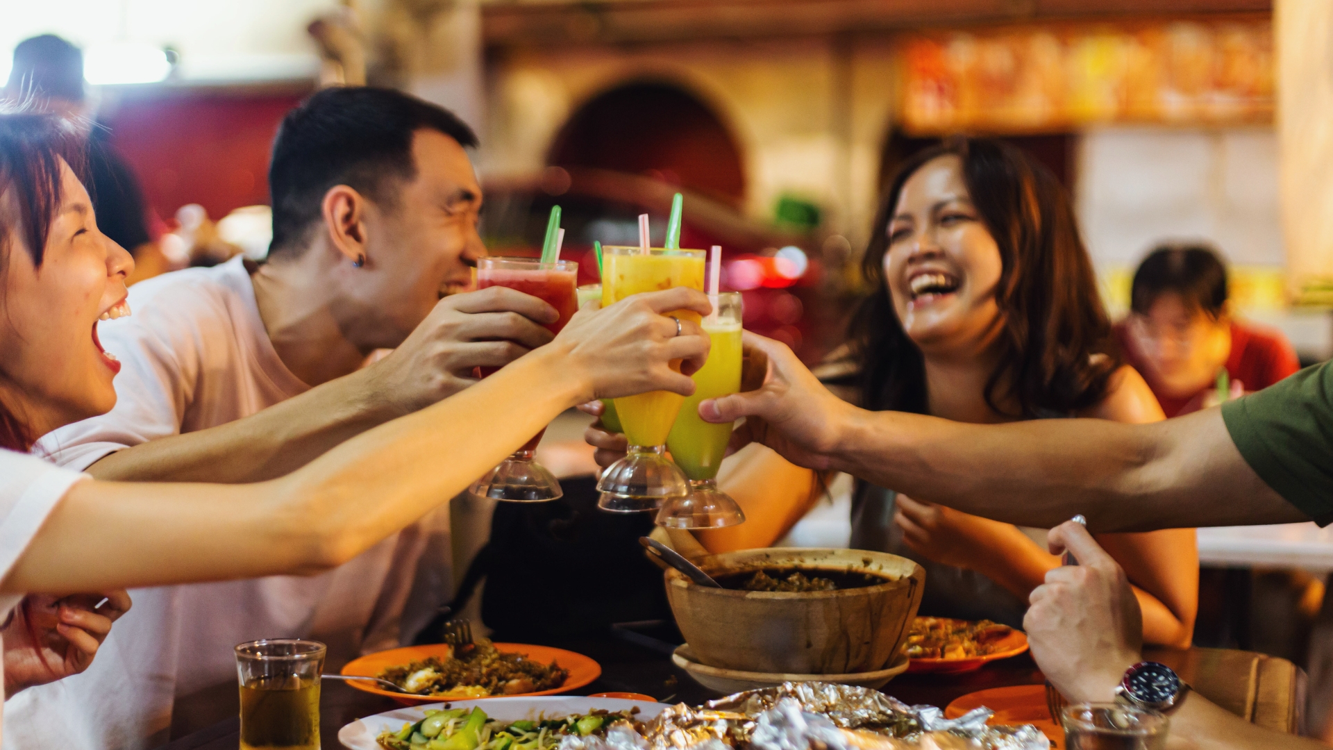 Việc trò chuyện, chia sẻ sẽ giúp hạn chế cảm giác cô đơn Việc trò chuyện, chia sẻ sẽ giúp hạn chế cảm giác cô đơn