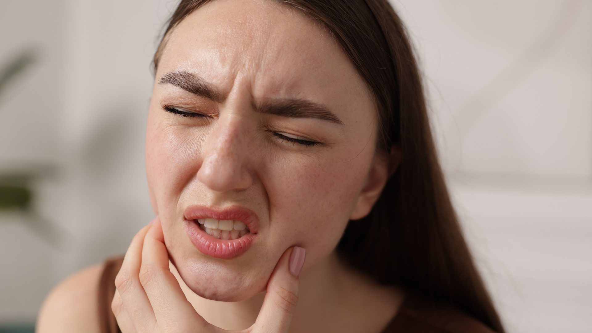 Đừng chủ quan sau khi trám răng, nếu đau tăng hay miếng trám bong nứt thì cần kiểm tra