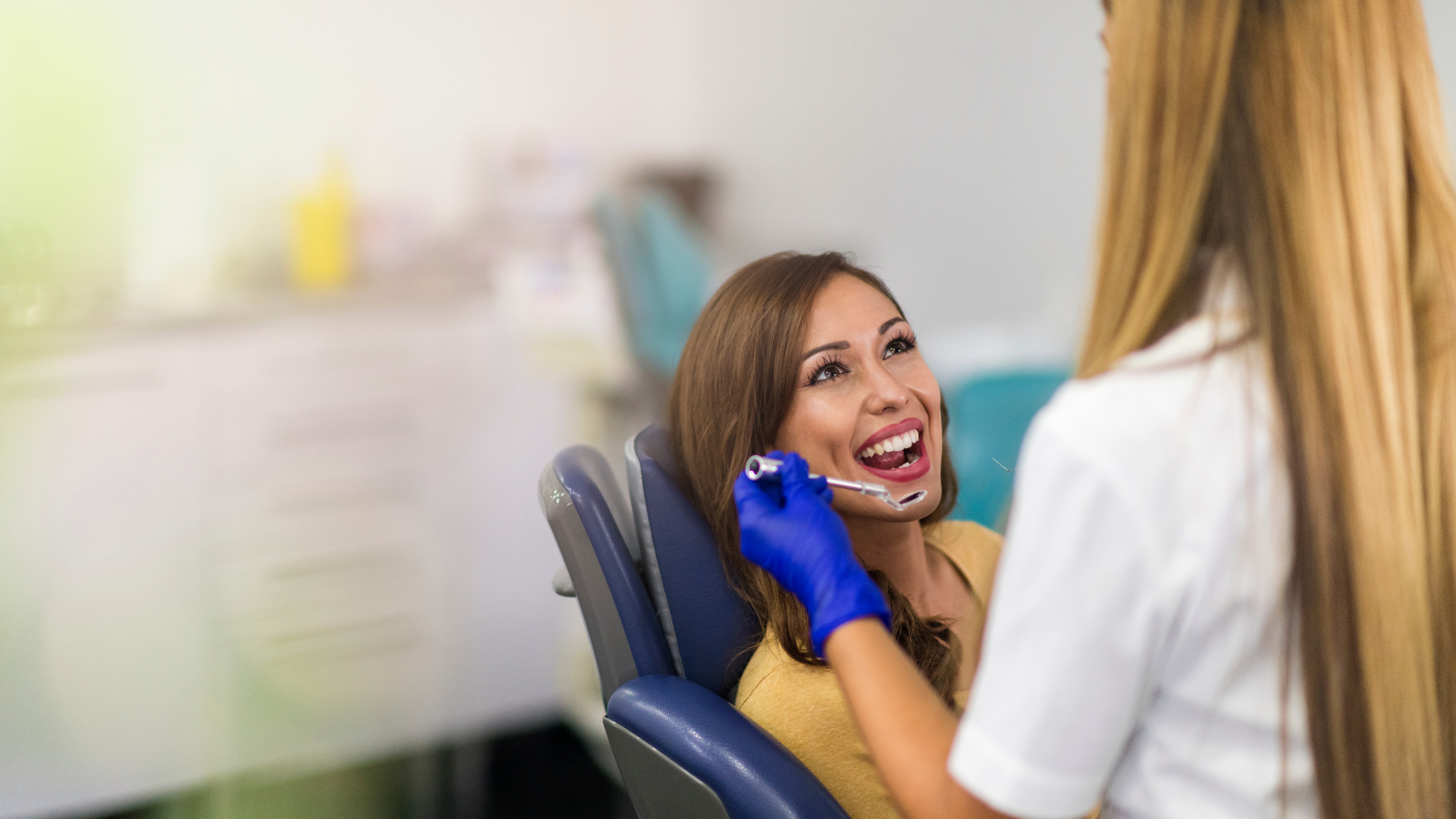 Khám răng định kỳ giúp kiểm tra miếng trám và ngăn vấn đề răng miệng trở nên nghiêm trọng