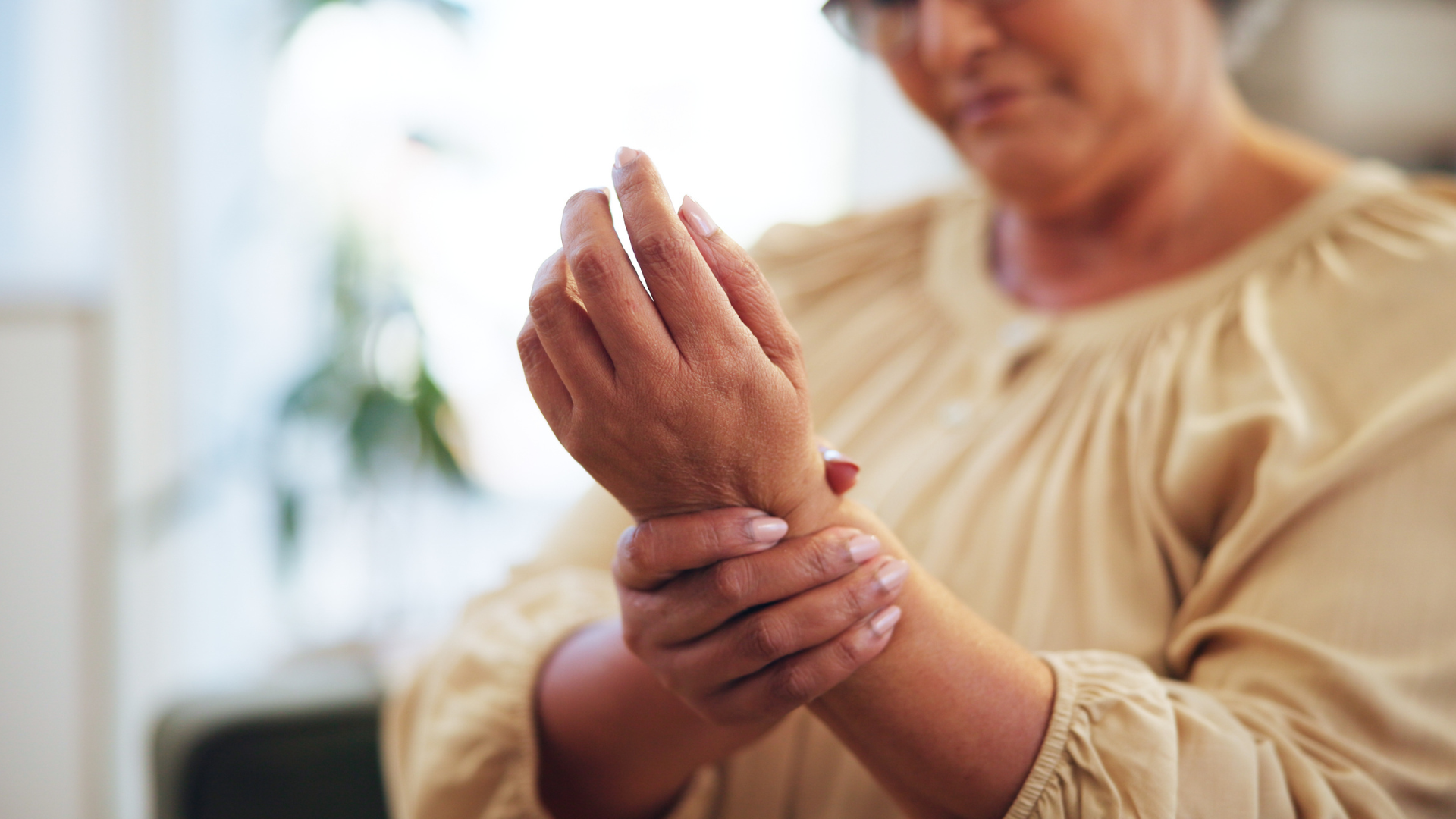 Viêm xương khớp, viêm khớp dạng thấp là nguyên nhân gây tràn dịch khớp cổ tay