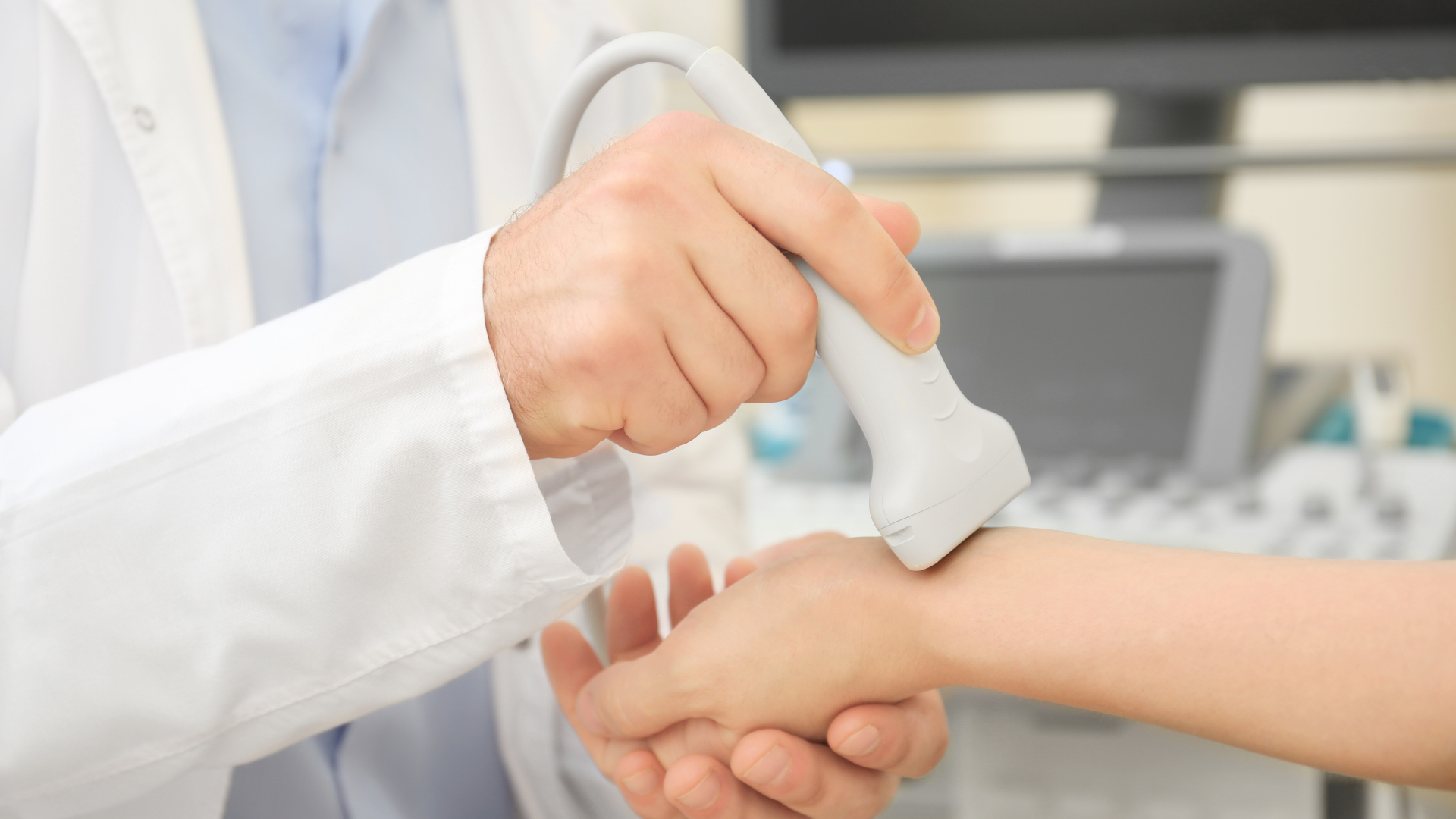 Siêu âm khớp cổ tay là một phương pháp chẩn đoán hình ảnh phổ biến, an toàn và không xâm lấn