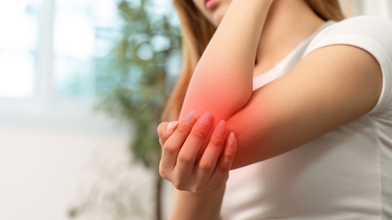 Tràn dịch khớp khuỷu tay gây cảm giác sưng đau