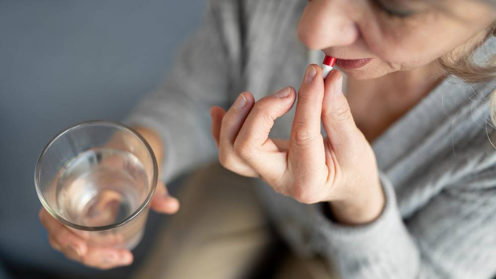 Người bệnh cần được hỗ trợ phục hồi bằng dùng thuốc giảm đau, hạ sốt, kháng sinh khi có viêm nhiễm