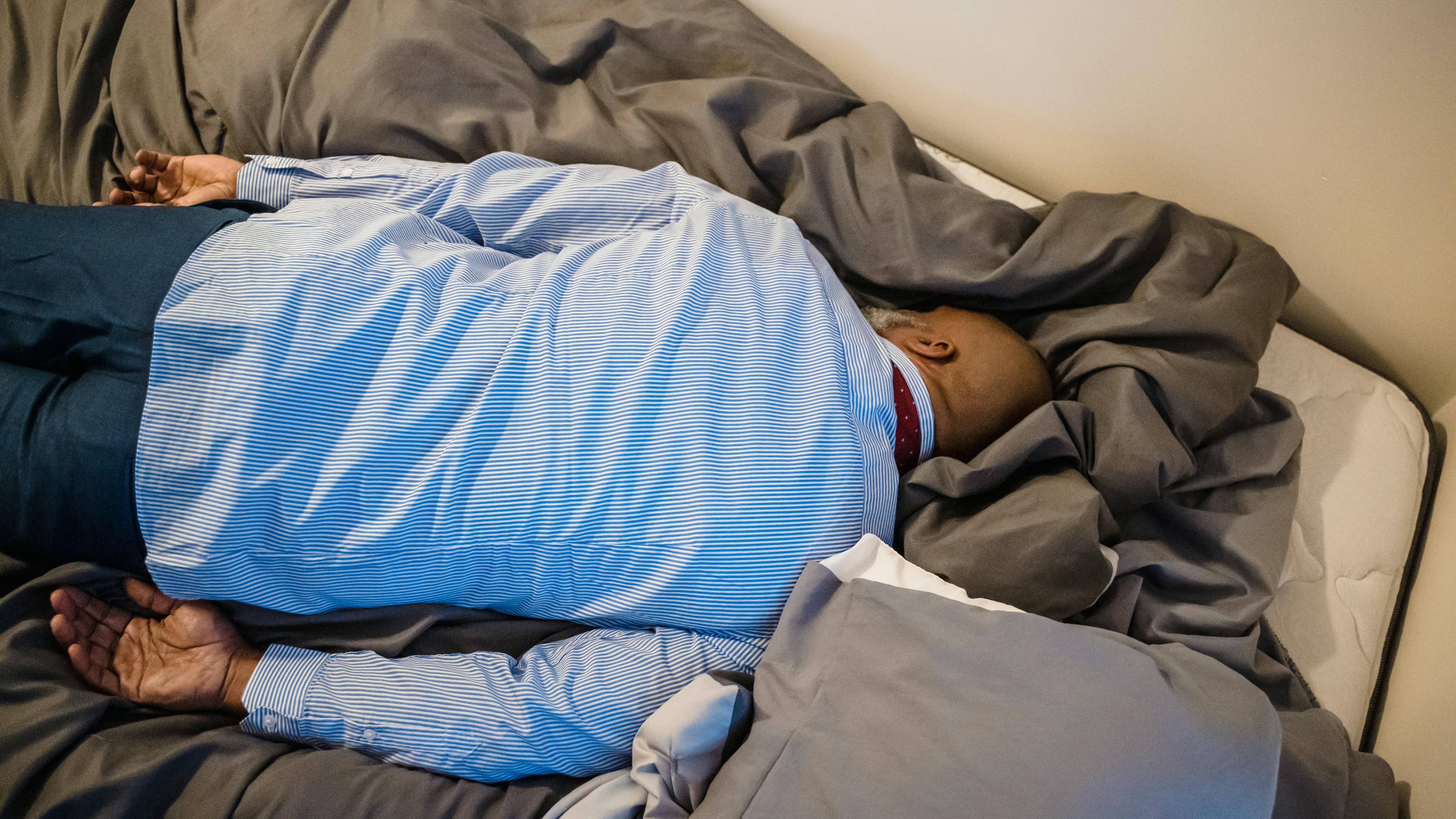 Dấu hiệu điển hình nhất của tràn dịch màn phổi là khó thở khi nằm, tức ngực hoặc đau ngực âm ỉ