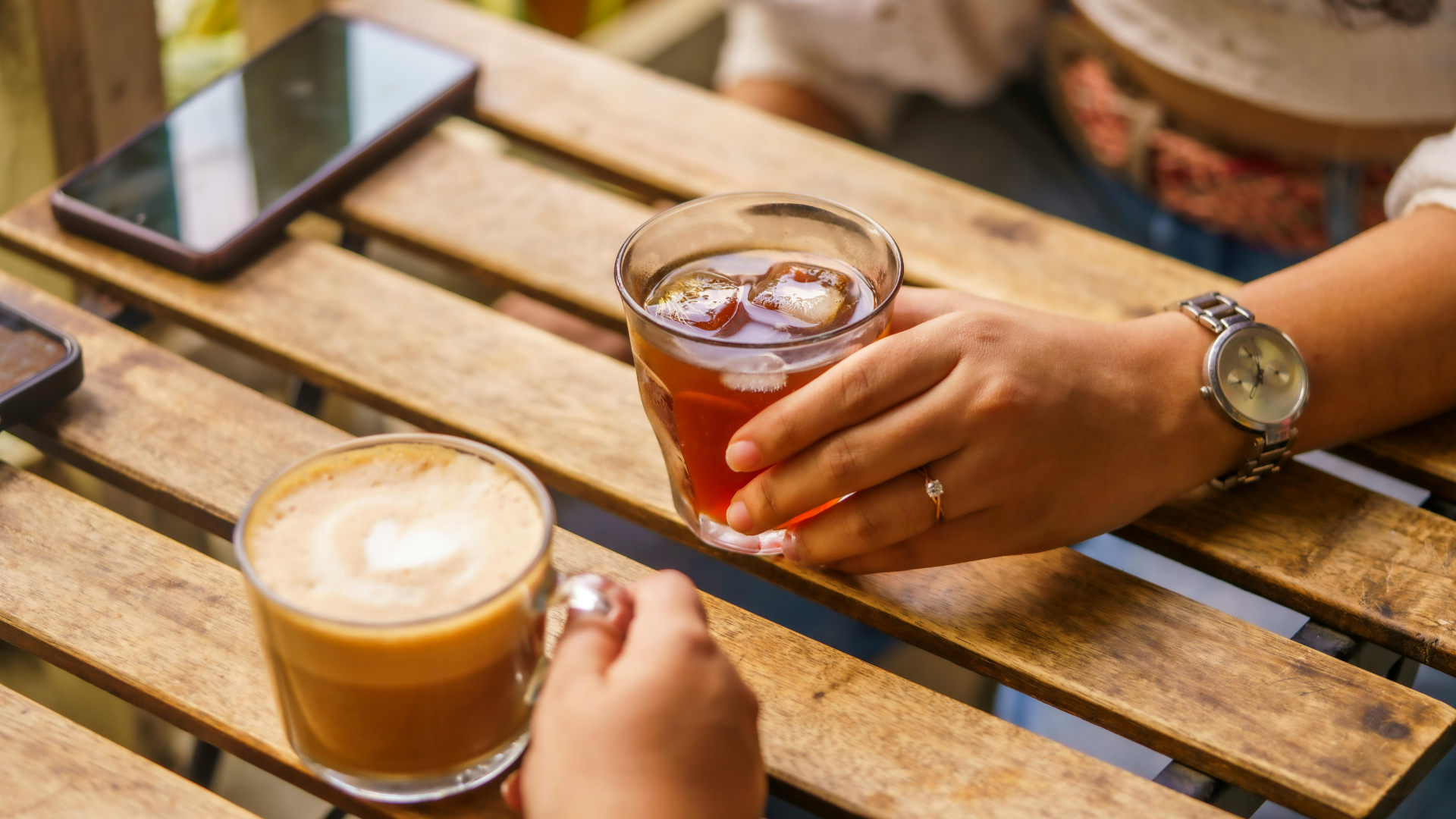 Thói quen uống cà phê, trà đặc có thể khiến răng nhanh bị ố màu